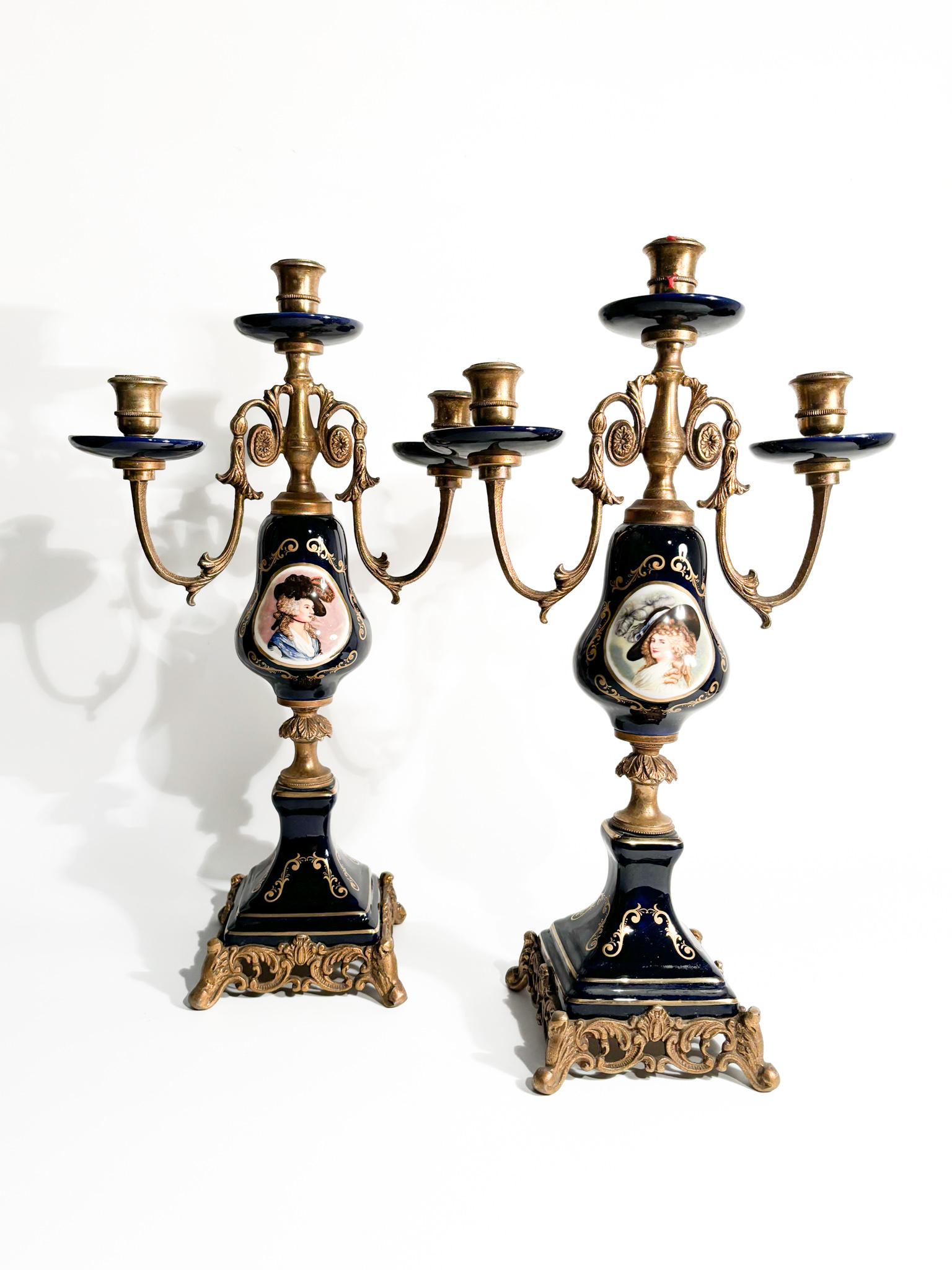 Paire de bougeoirs en porcelaine de style Sèvres et bronze peint à la main, réalisés dans la seconde partie du XIXe siècle. Deux petites fissures sont présentes, comme le montrent les photos.

Ø cm 23 Ø cm 12 h cm 39

La porcelaine française est