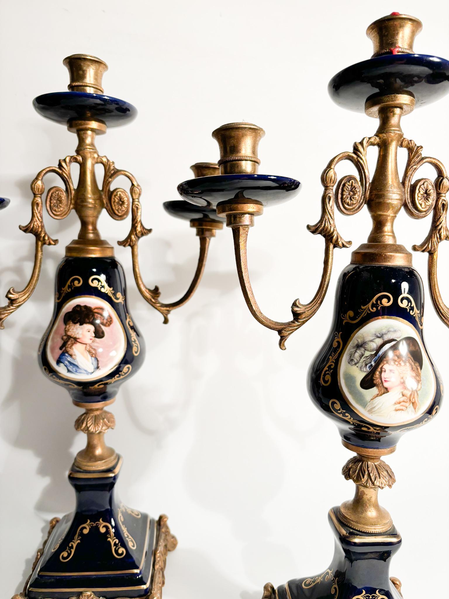 Français Paire de bougeoirs en porcelaine et bronze Napoléon III en vente