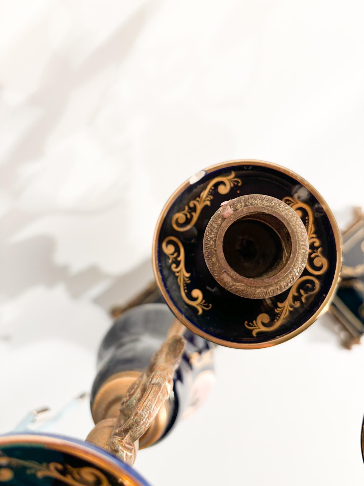 Paire de bougeoirs en porcelaine et bronze Napoléon III en vente 3