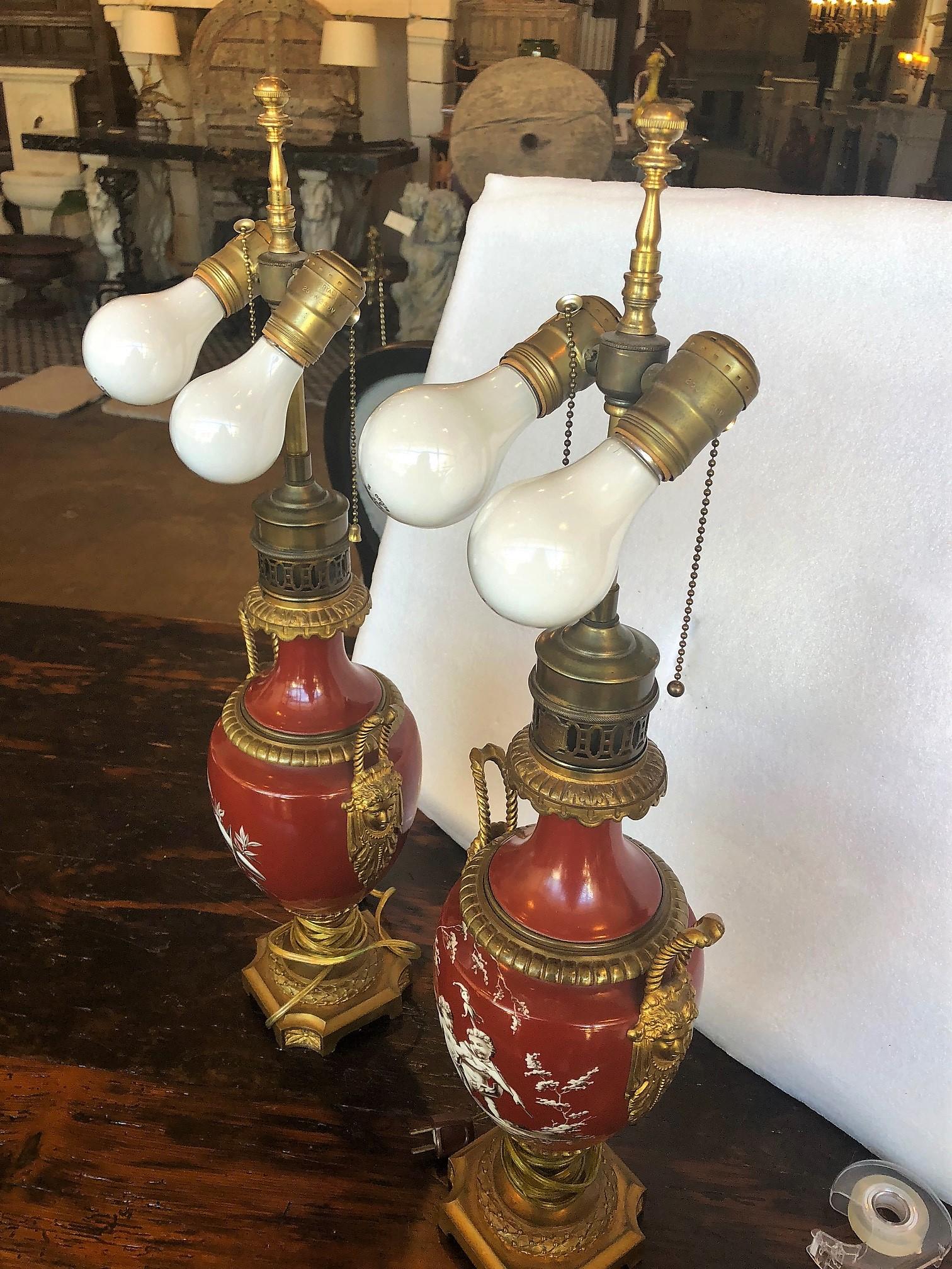 Intagliato Coppia di lampade francesi in porcellana e bronzo in vendita