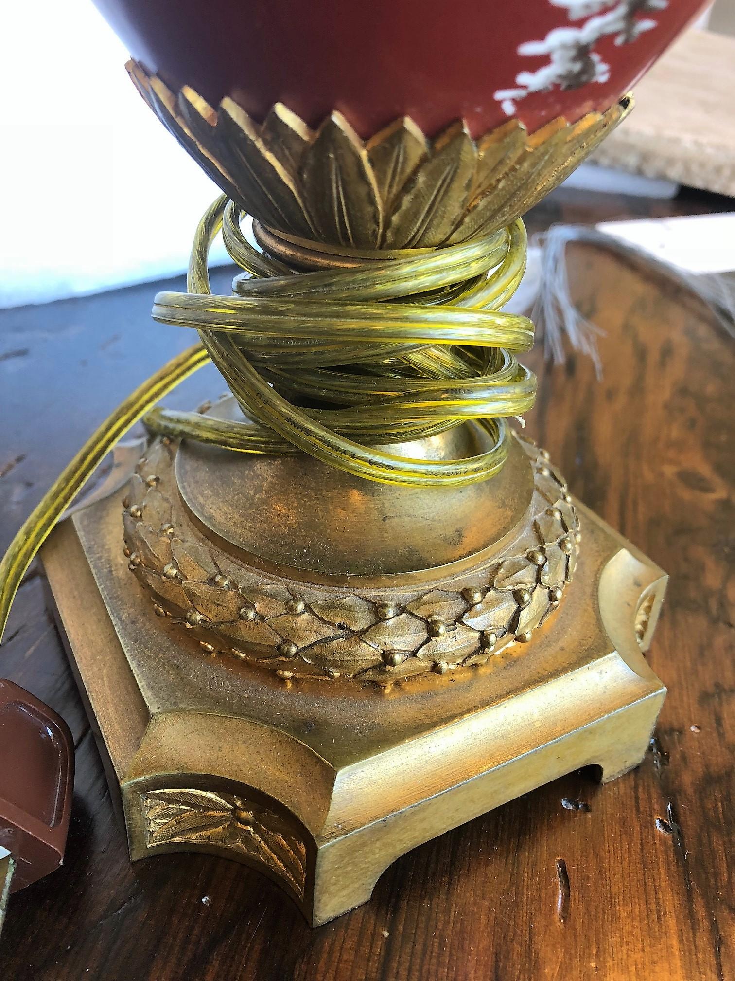 XX secolo Coppia di lampade francesi in porcellana e bronzo in vendita