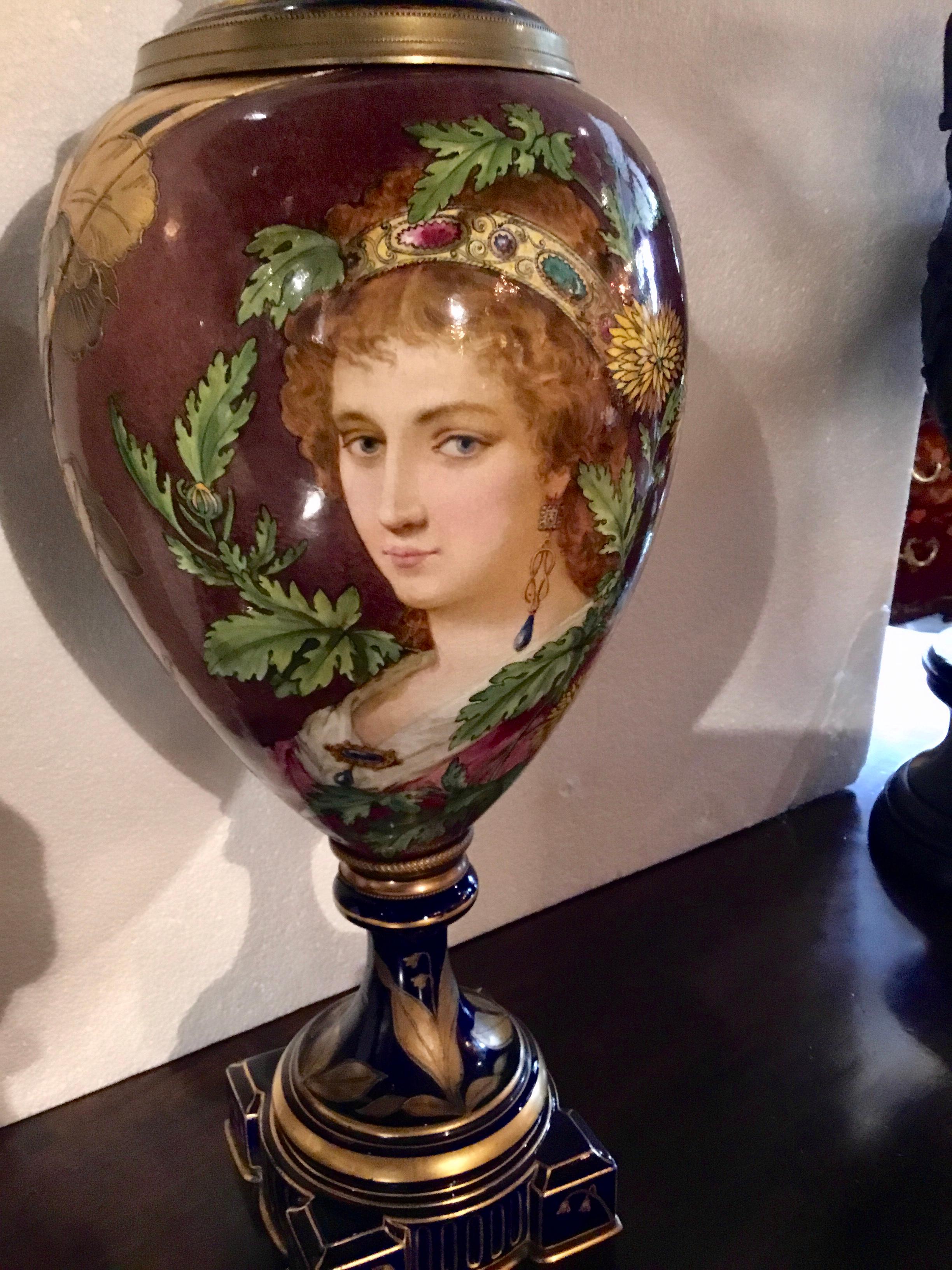 Coppia di urne da ritratto in porcellana francese Art Nouveau, montate in bronzo dorato C. 1900 in vendita 3