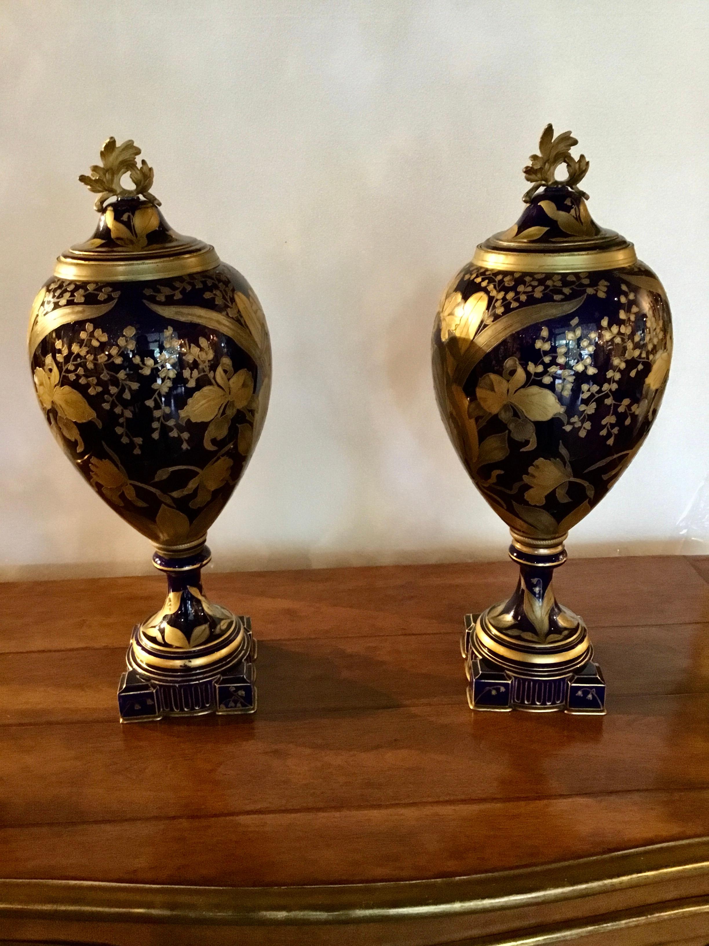 XIX secolo Coppia di urne da ritratto in porcellana francese Art Nouveau, montate in bronzo dorato C. 1900 in vendita