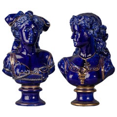 Paire de bustes de femme en porcelaine bleue et dorée, vers 1880