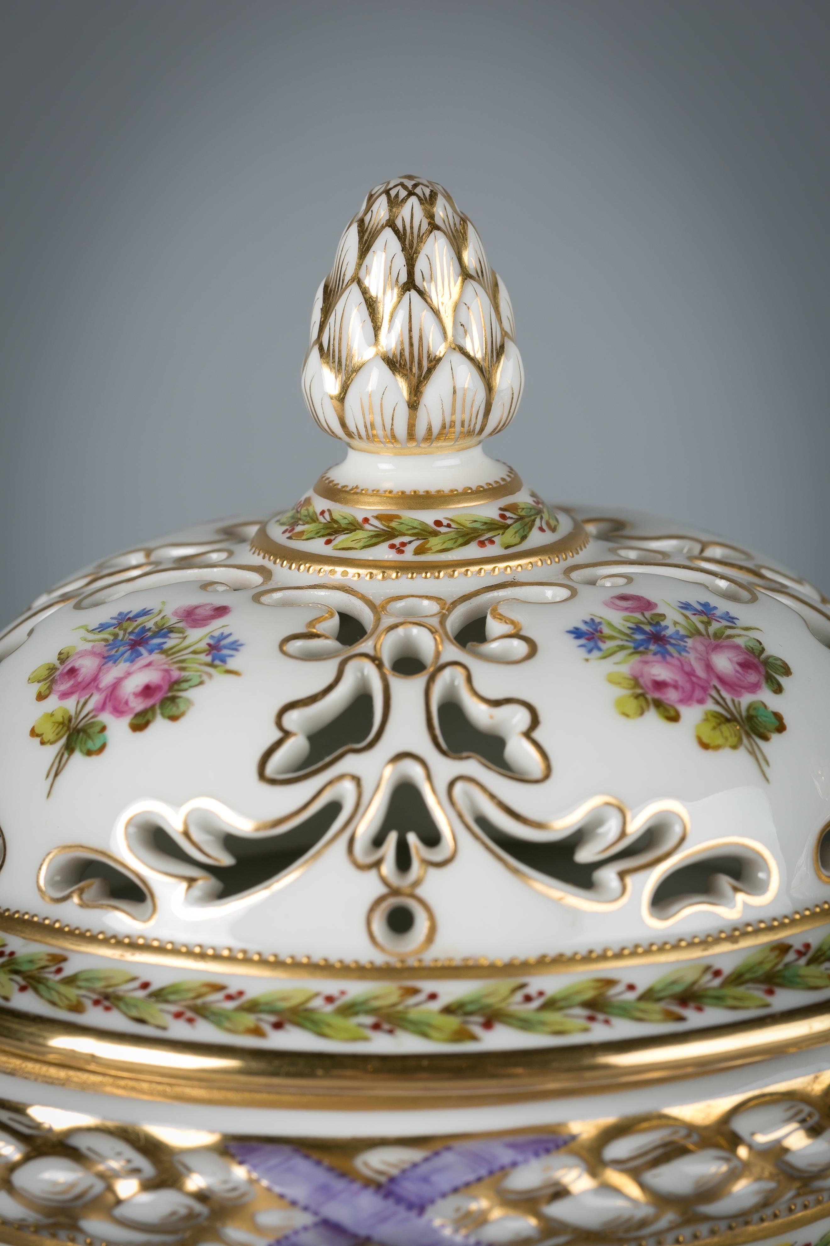 Pair of French Porcelain Covered Potpourri Covered Jars, circa 1890 In Excellent Condition For Sale In New York, NY