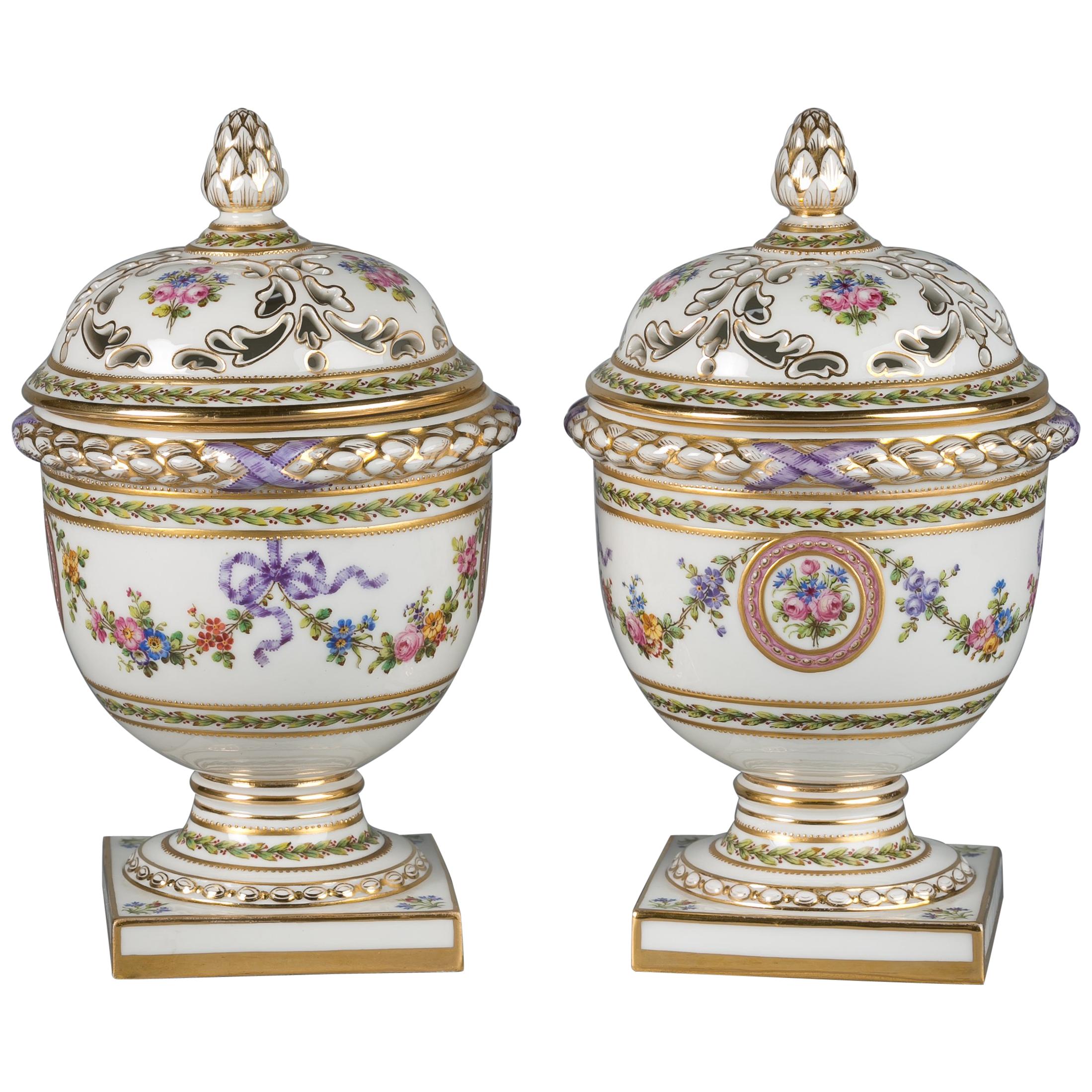 Paire de pots couverts en porcelaine française avec couvercle Potpourri, vers 1890