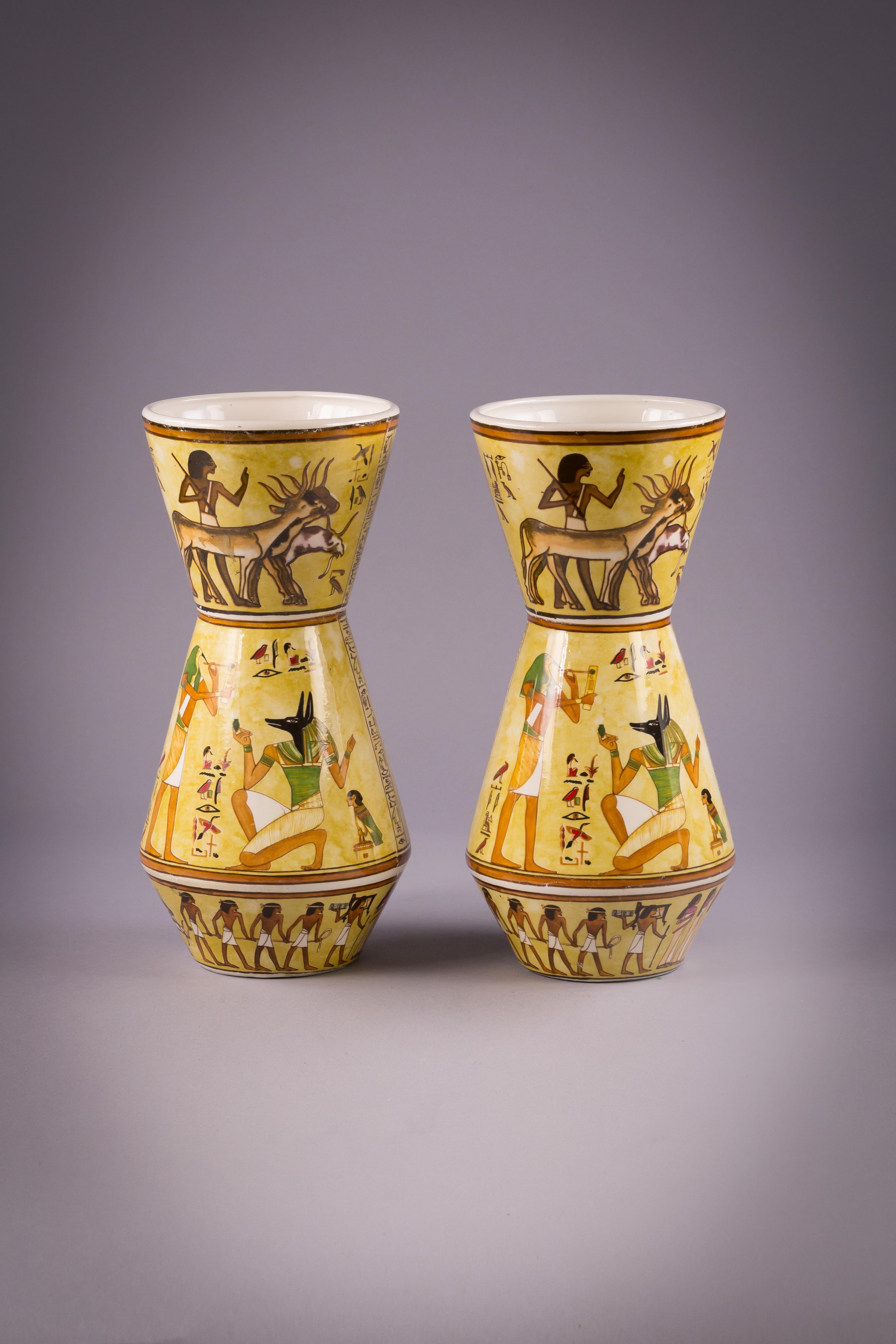 Paire de vases à motifs égyptiens en porcelaine française, vers 1880.