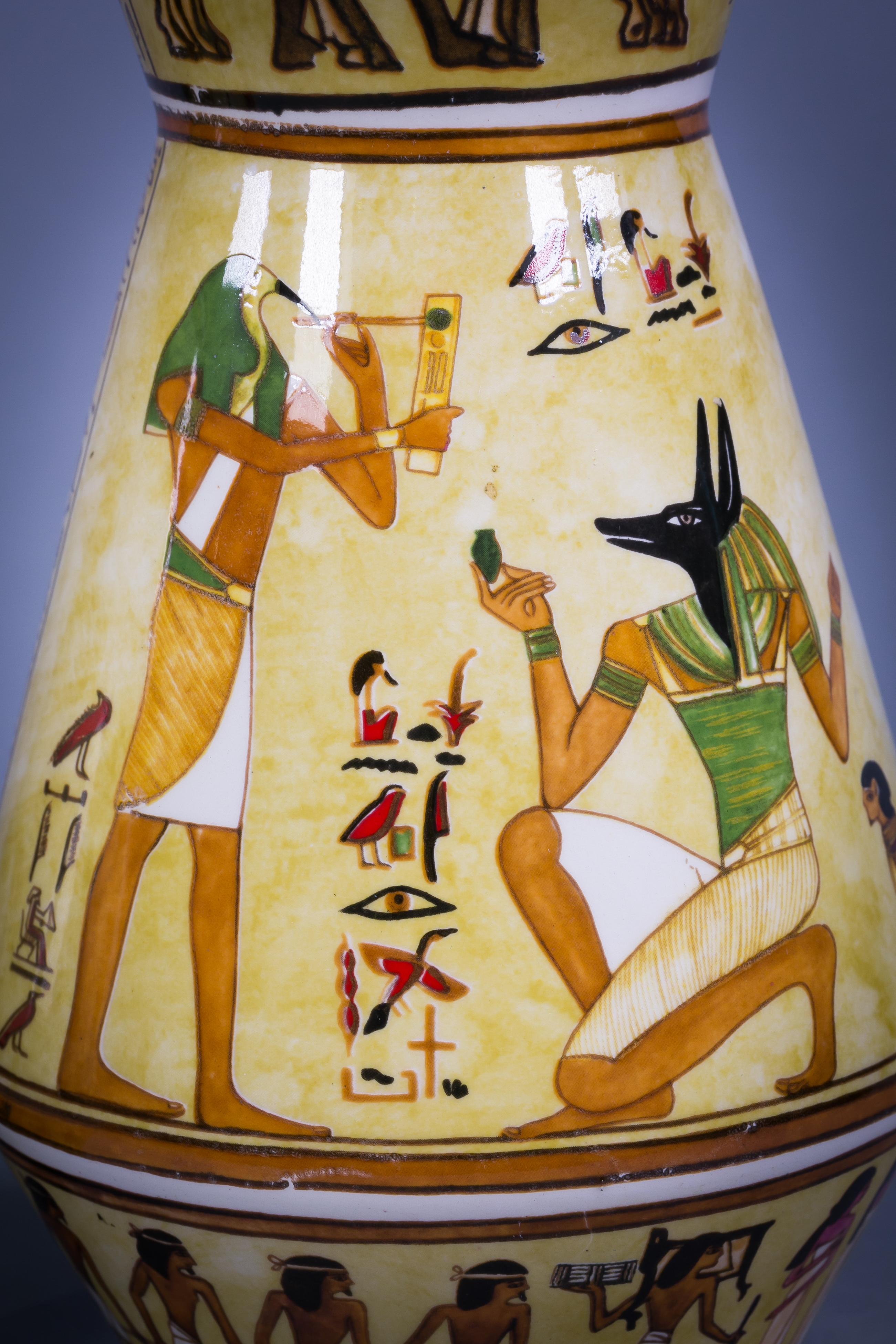 Paire de vases en porcelaine française à motifs égyptiens, vers 1880 Excellent état - En vente à New York, NY