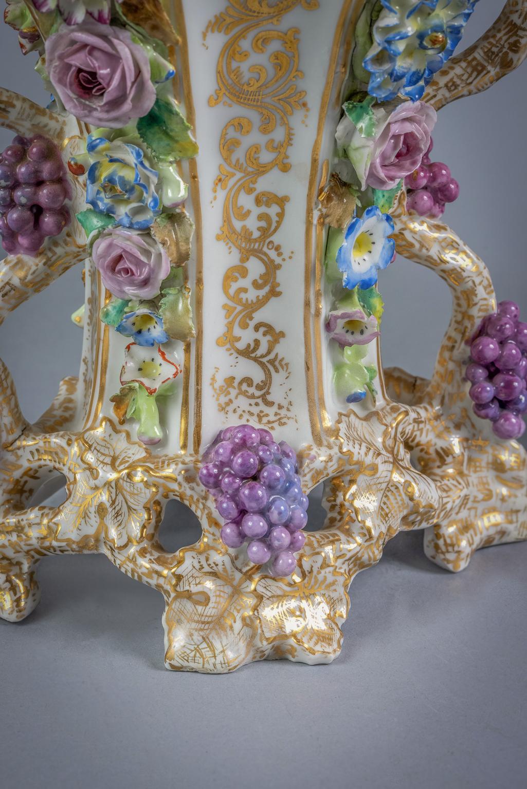 Coppia di vasi di porcellana francese con fiori e frutta, Jacob Petite, circa 1840 In condizioni buone in vendita a New York, NY