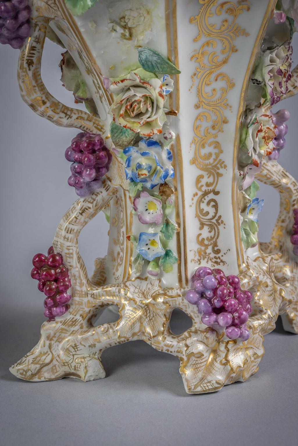 Milieu du XIXe siècle Paire de vases à fleurs et à fruits en porcelaine française, Jacob Petit, datant d'environ 1840 en vente