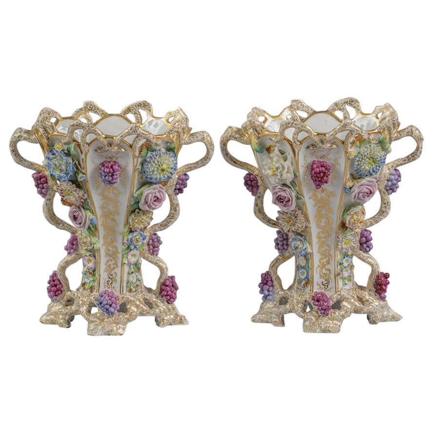 Pareja de jarrones florales y frutales de porcelana francesa, Jacob Petit, circa 1840