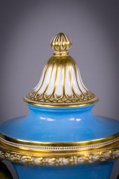 Paar vergoldete und himmelblaue französische Porzellanurnen mit Deckel, Sevres, um 1860