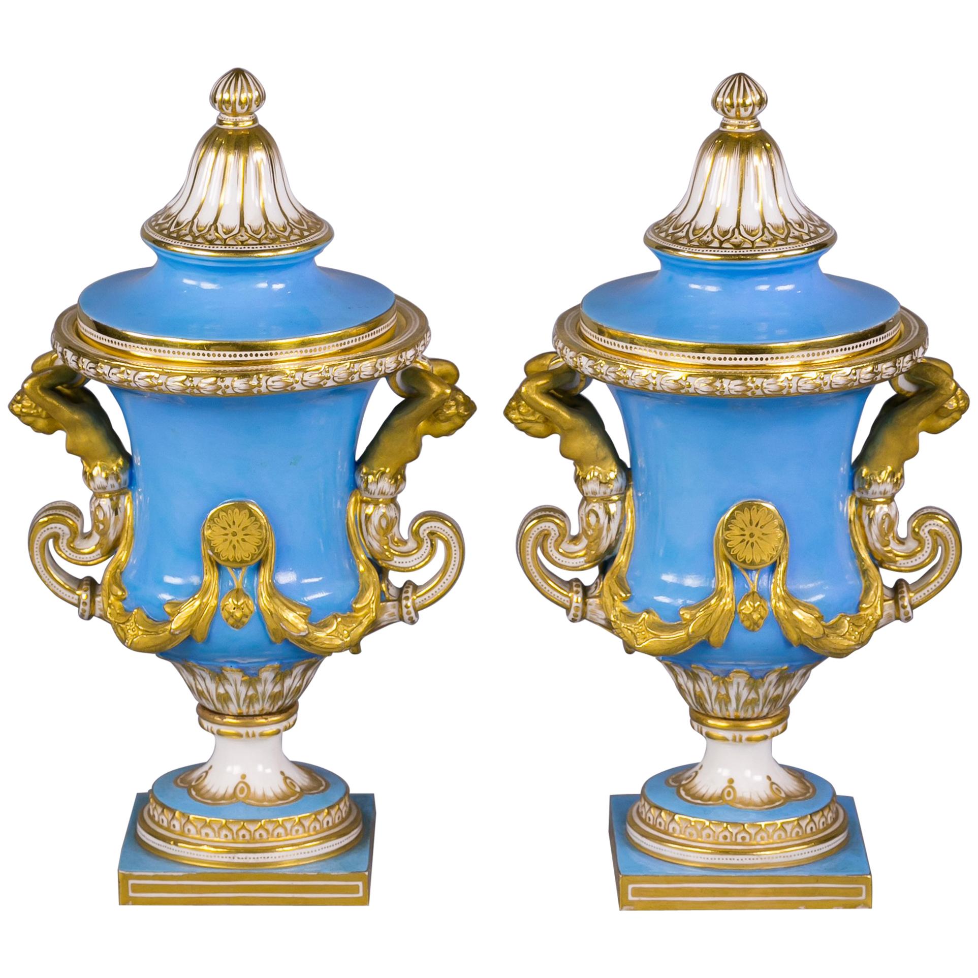 Coppia di vasi in porcellana francese dorata e celeste, Sevres, 1860 circa