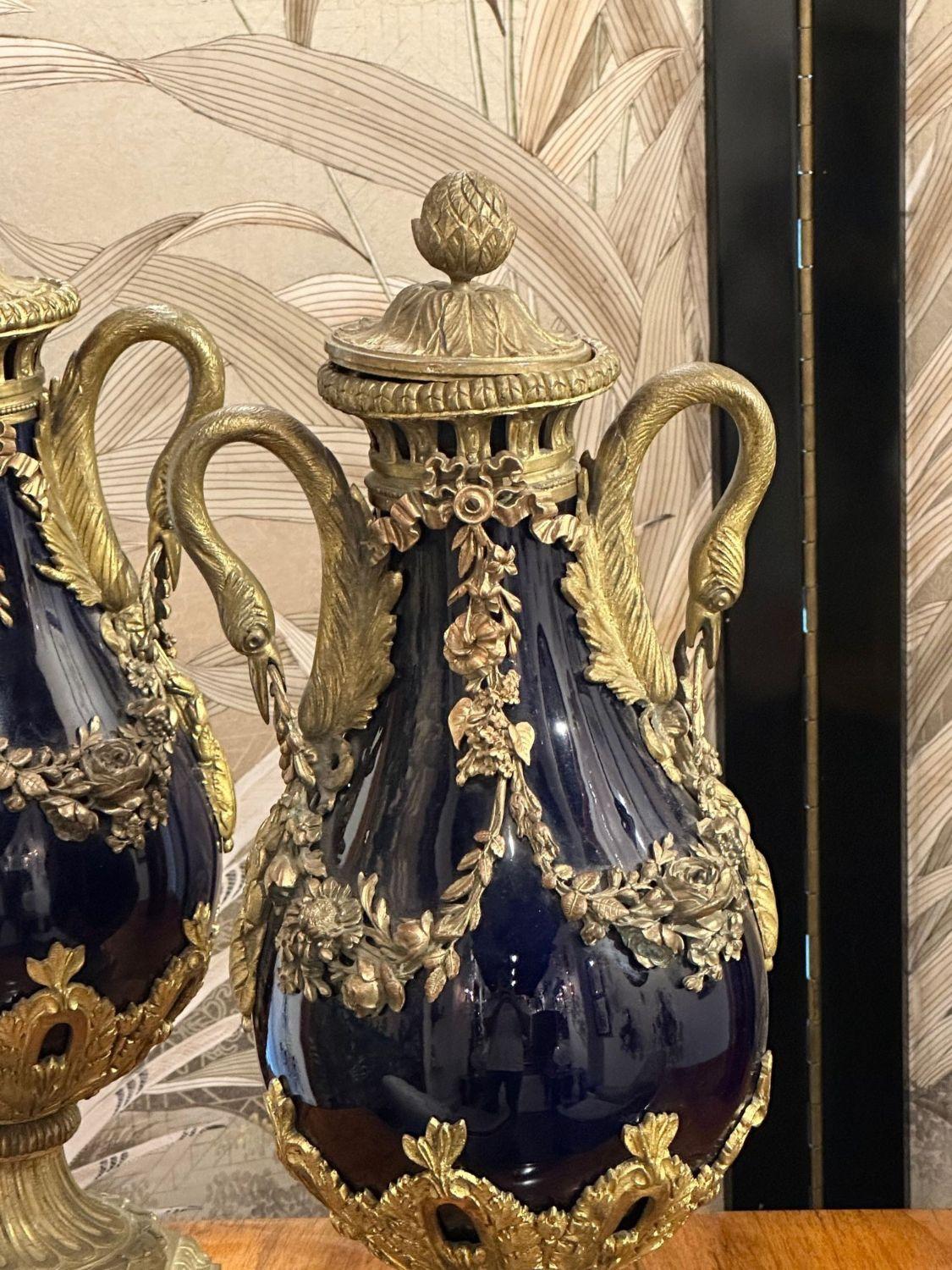 Pair of French Porcelain Gilt Bronze Cassollette In Good Condition For Sale In Dallas, TX