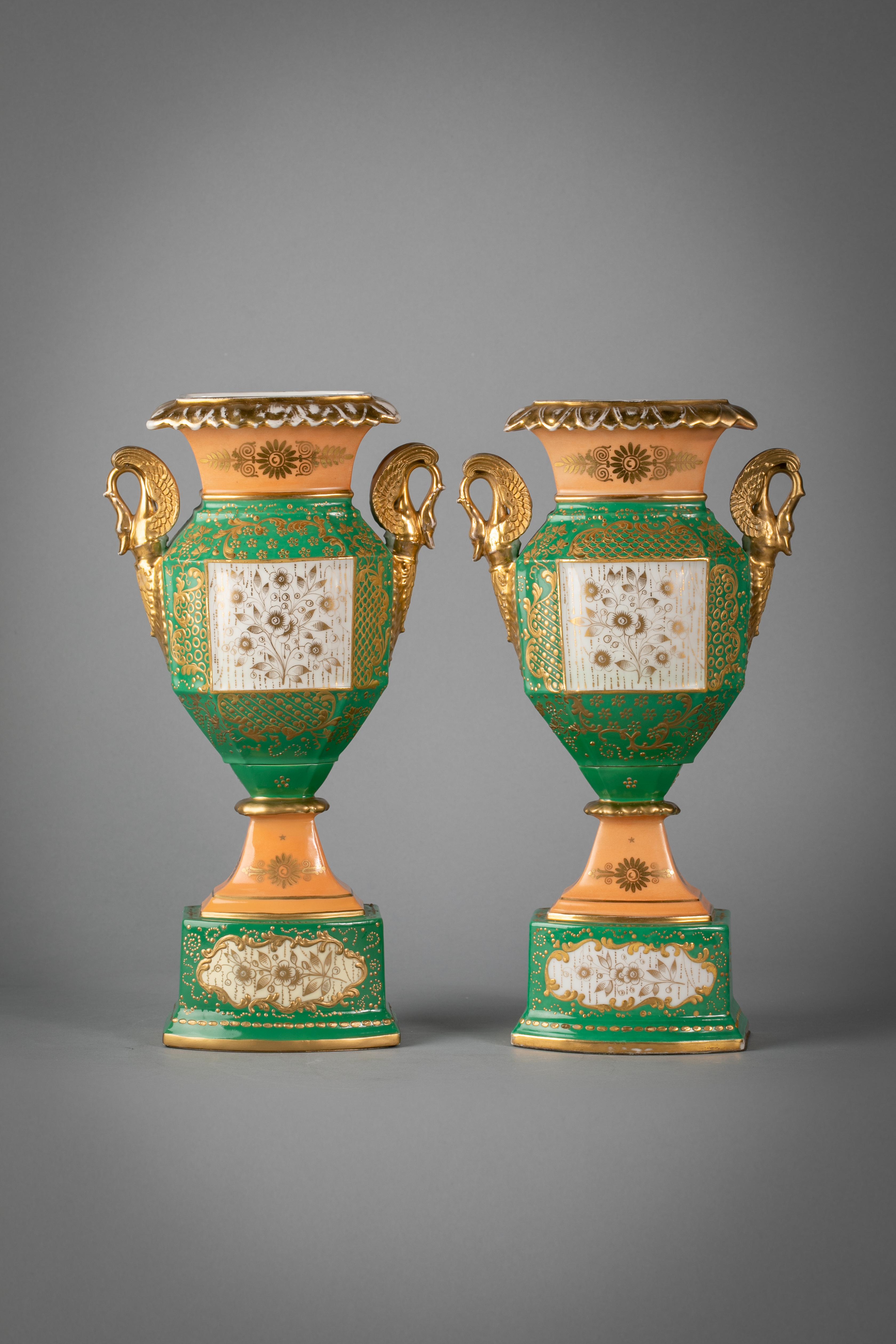 With fine gilding and gilt swan handles. The portraits with beautifully detailed portraits.