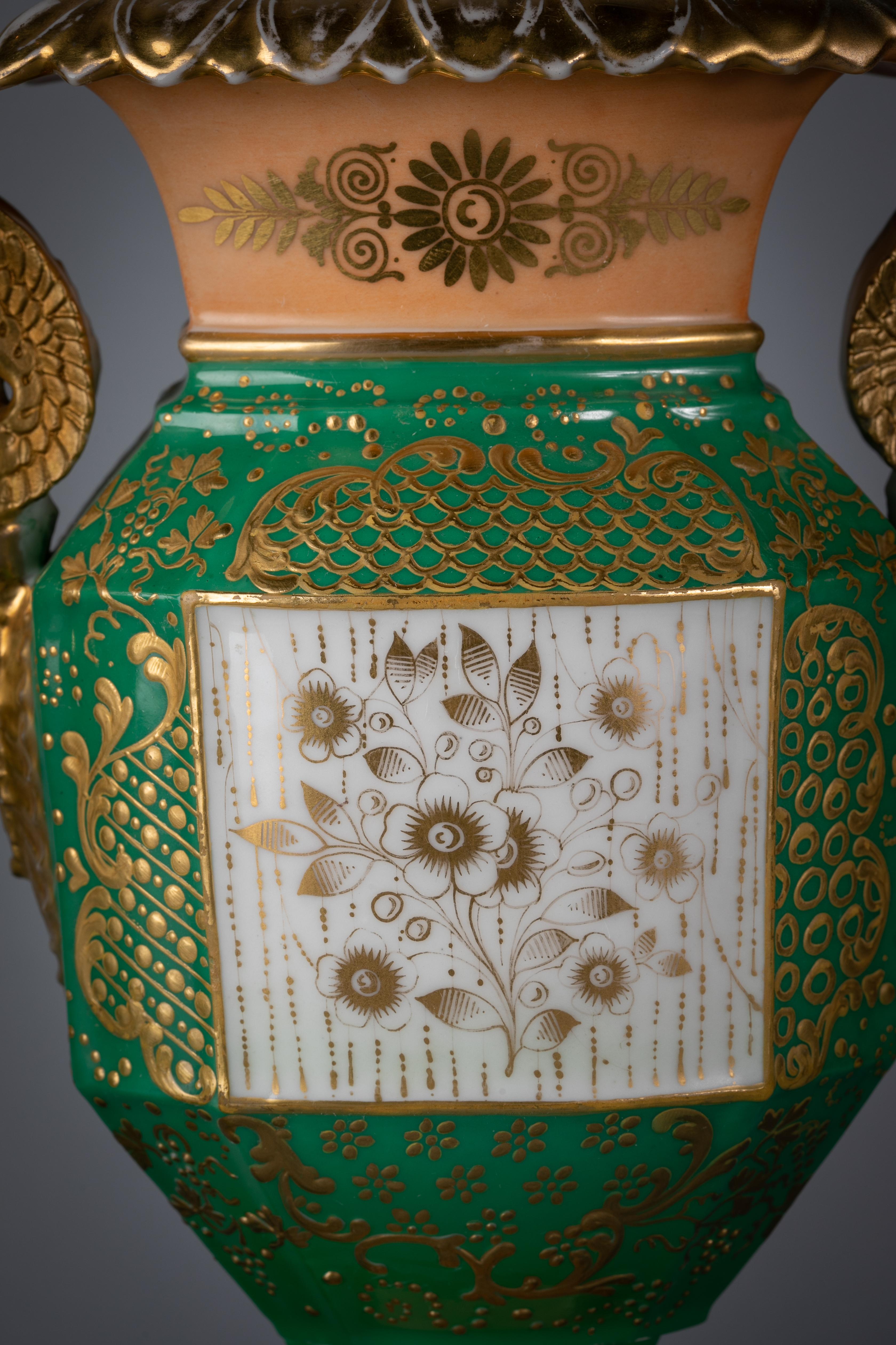 Français Paire de vases portraits en porcelaine française à fond vert et saumon, datant d’environ 1850 en vente