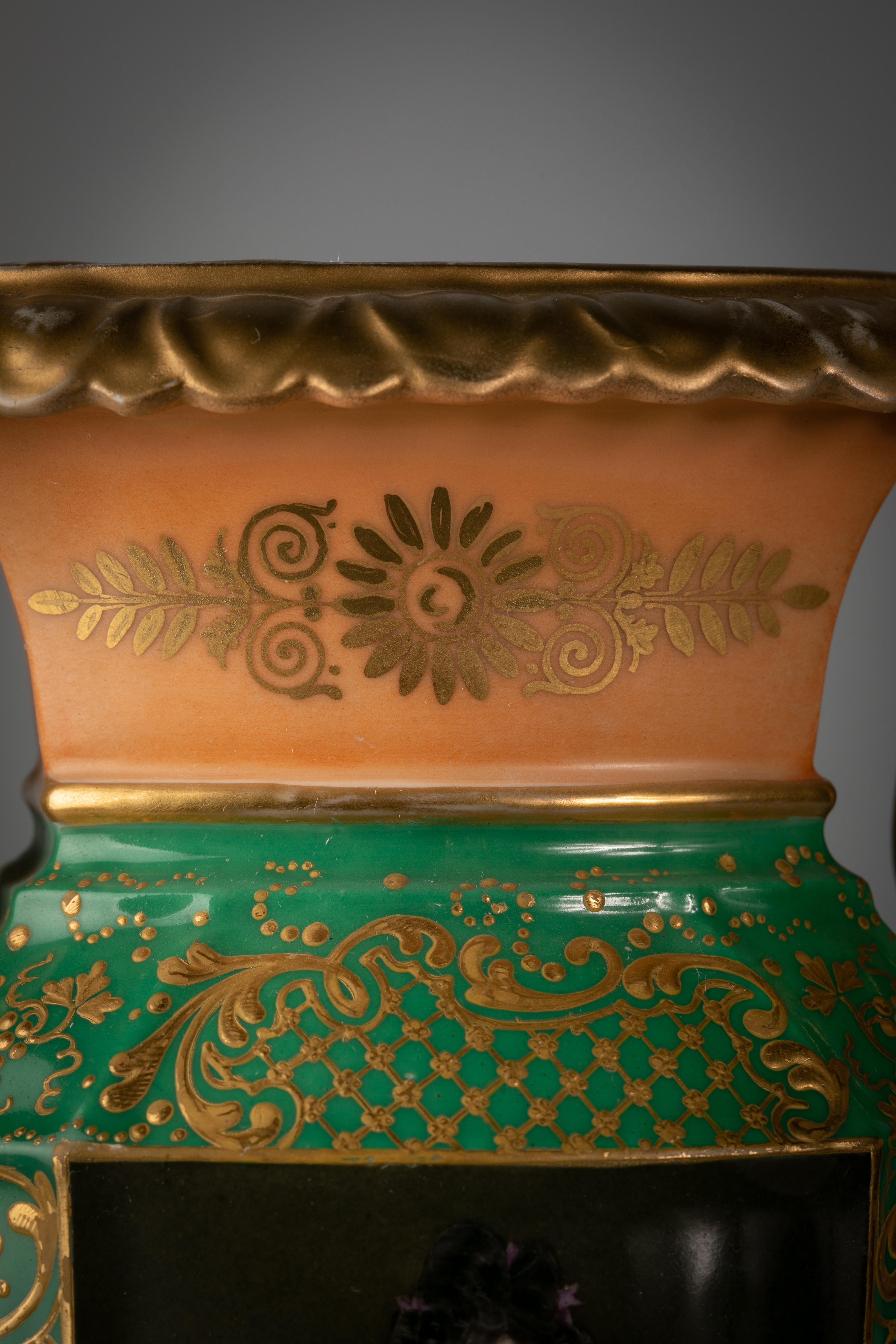 Porcelaine Paire de vases portraits en porcelaine française à fond vert et saumon, datant d’environ 1850 en vente
