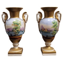 Paire de vases en porcelaine française peints à la main 