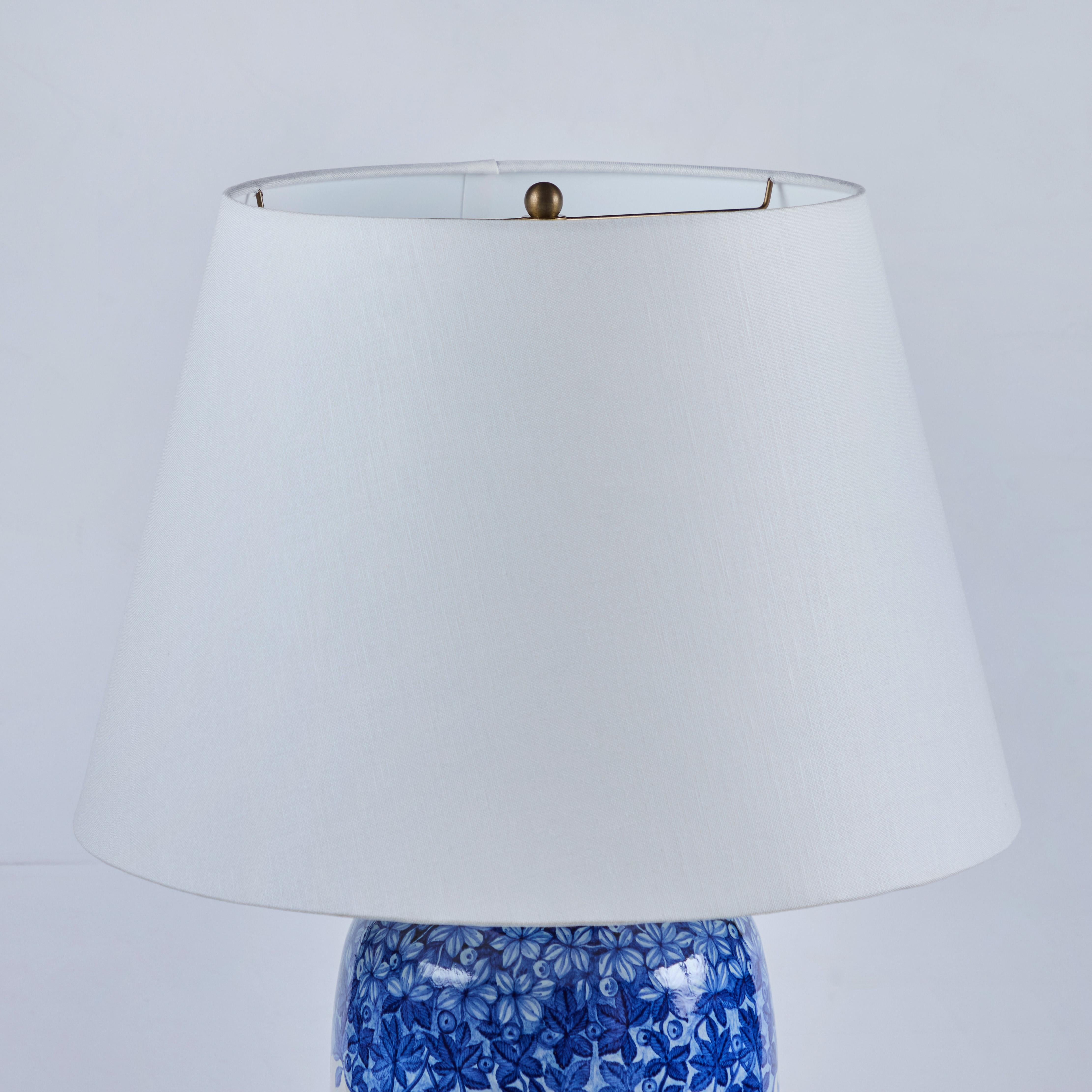 Dipinto a mano Coppia di lampade francesi in porcellana in vendita