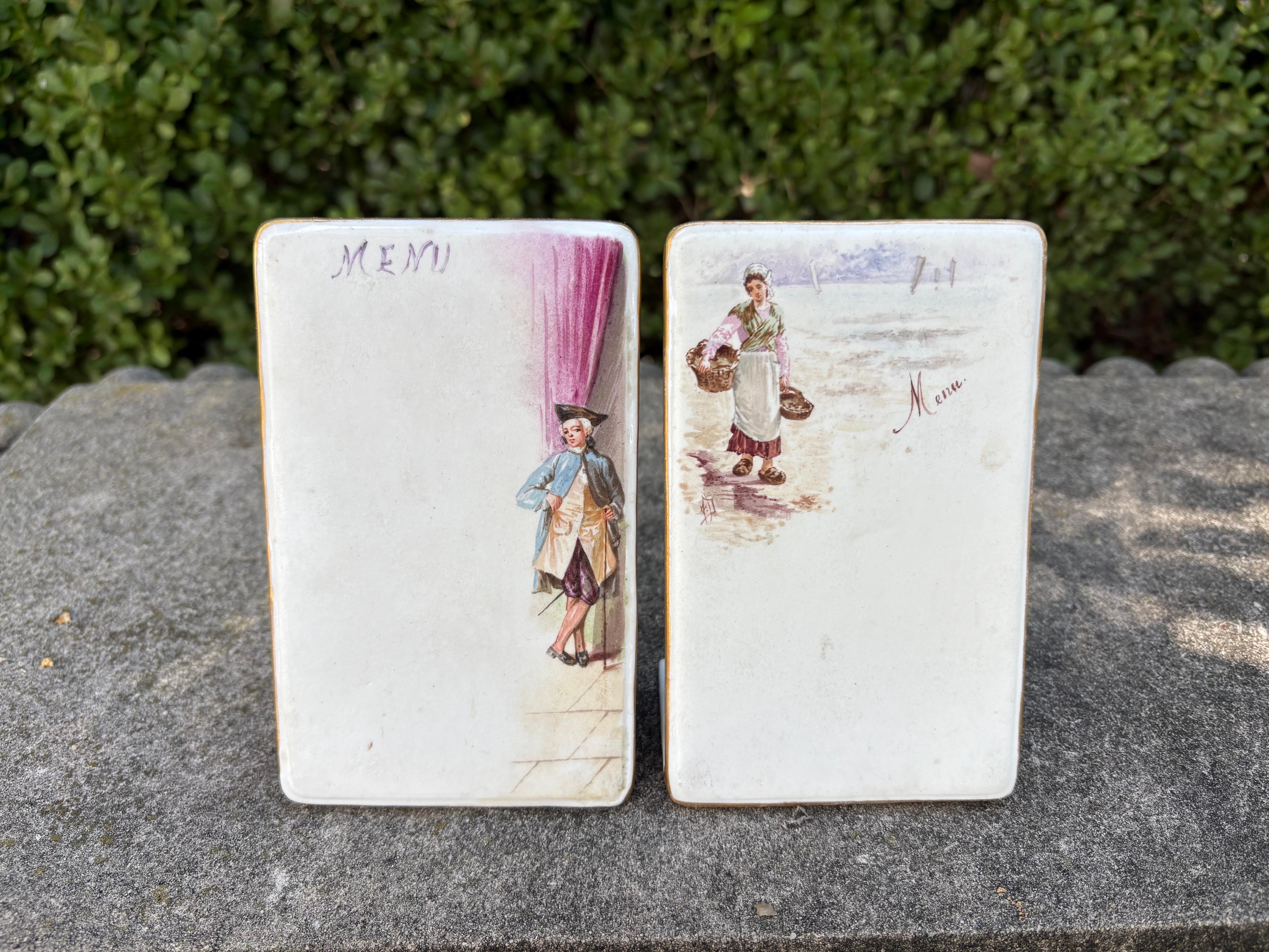 Paire de porte-menus en porcelaine française.
Nous vous proposons une belle paire de menus debout en porcelaine française, l'un représentant un homme et l'autre une femme.
Un complément parfait à votre collection ou à votre table pour deux.