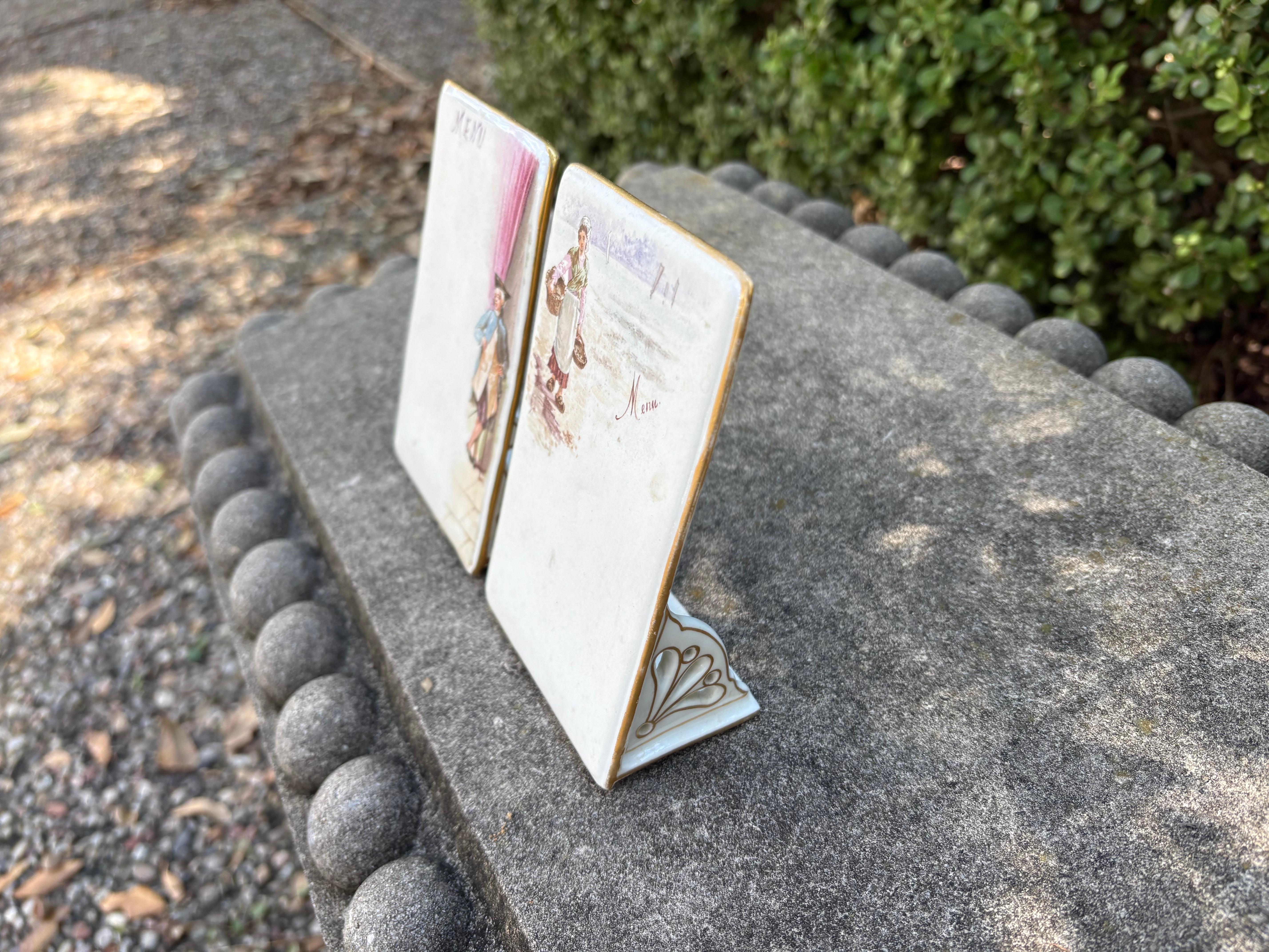 Français Paire de porte-menus en porcelaine française en vente