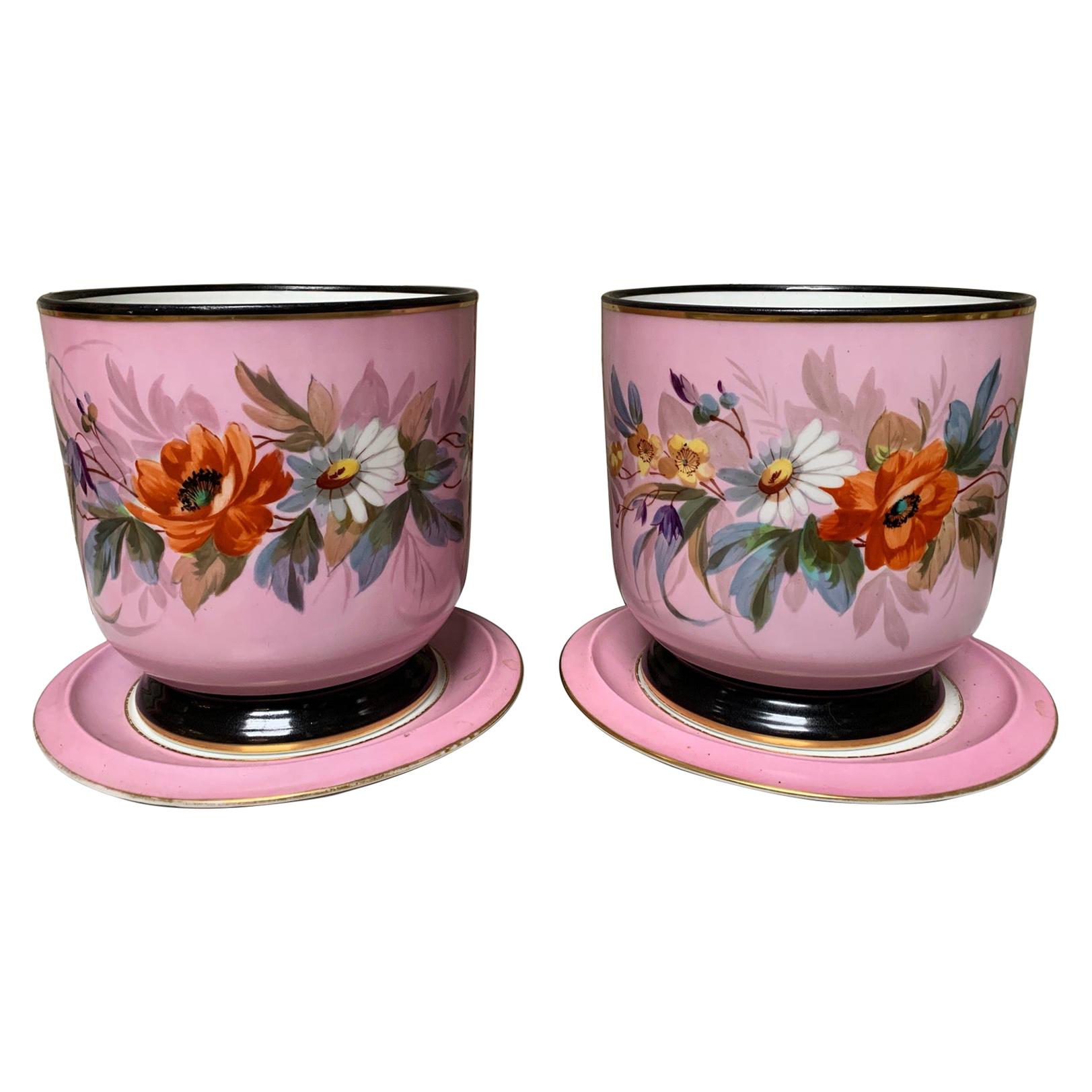 Paire de cashepots sur pied en porcelaine française Napoléon III rose et blanc