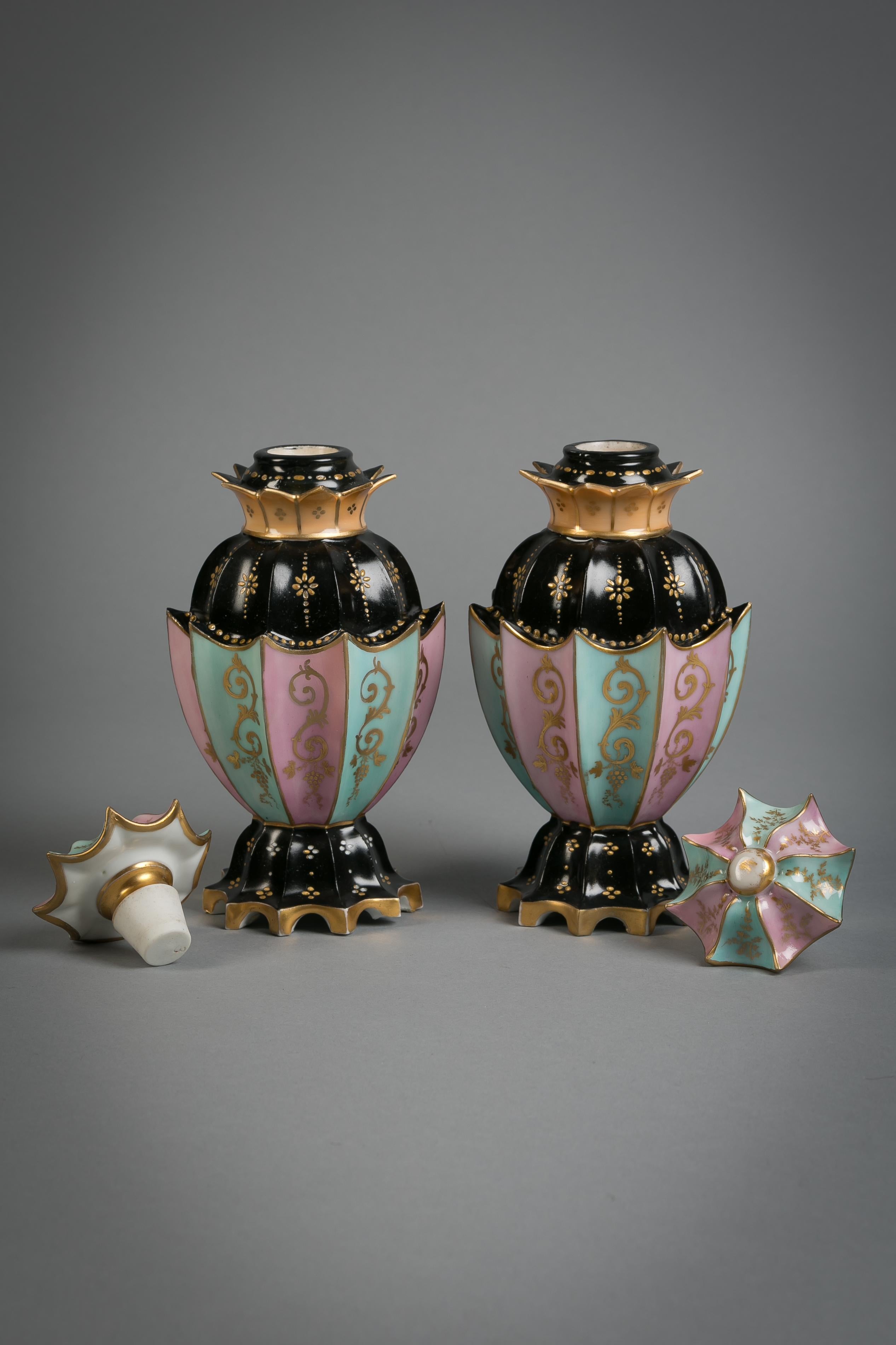 Paar französische Parfümflaschen aus Porzellan, Jacob Petit, um 1850.