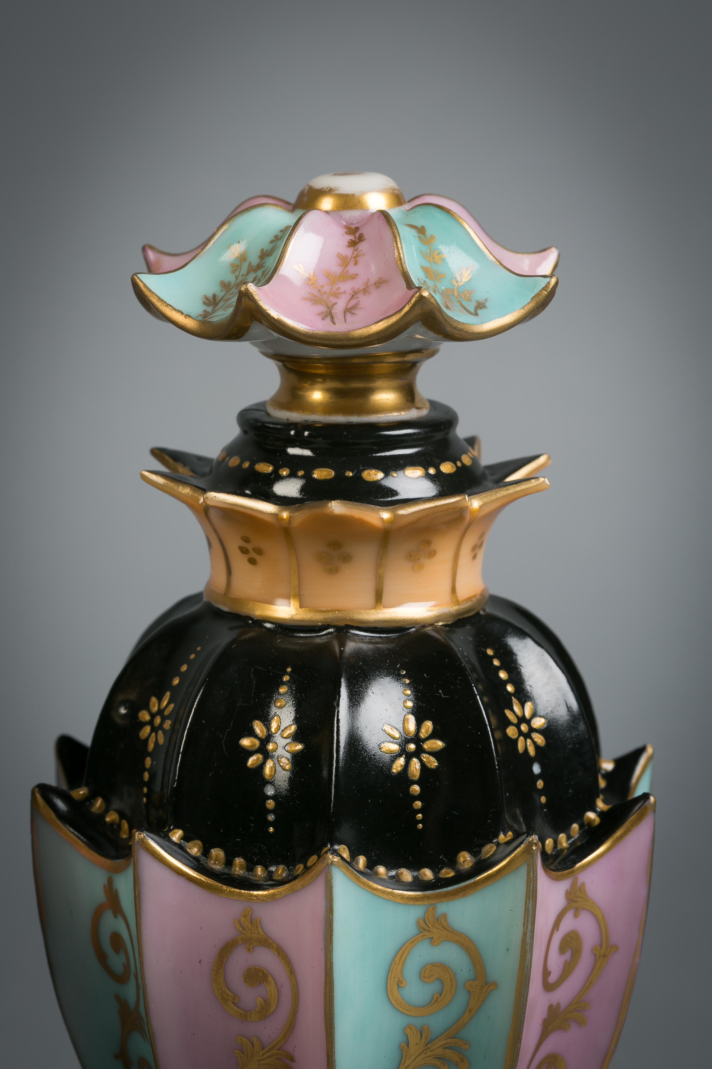 Français Paire de flacons de parfum en porcelaine française, Jacob Petit, datant d'environ 1850 en vente