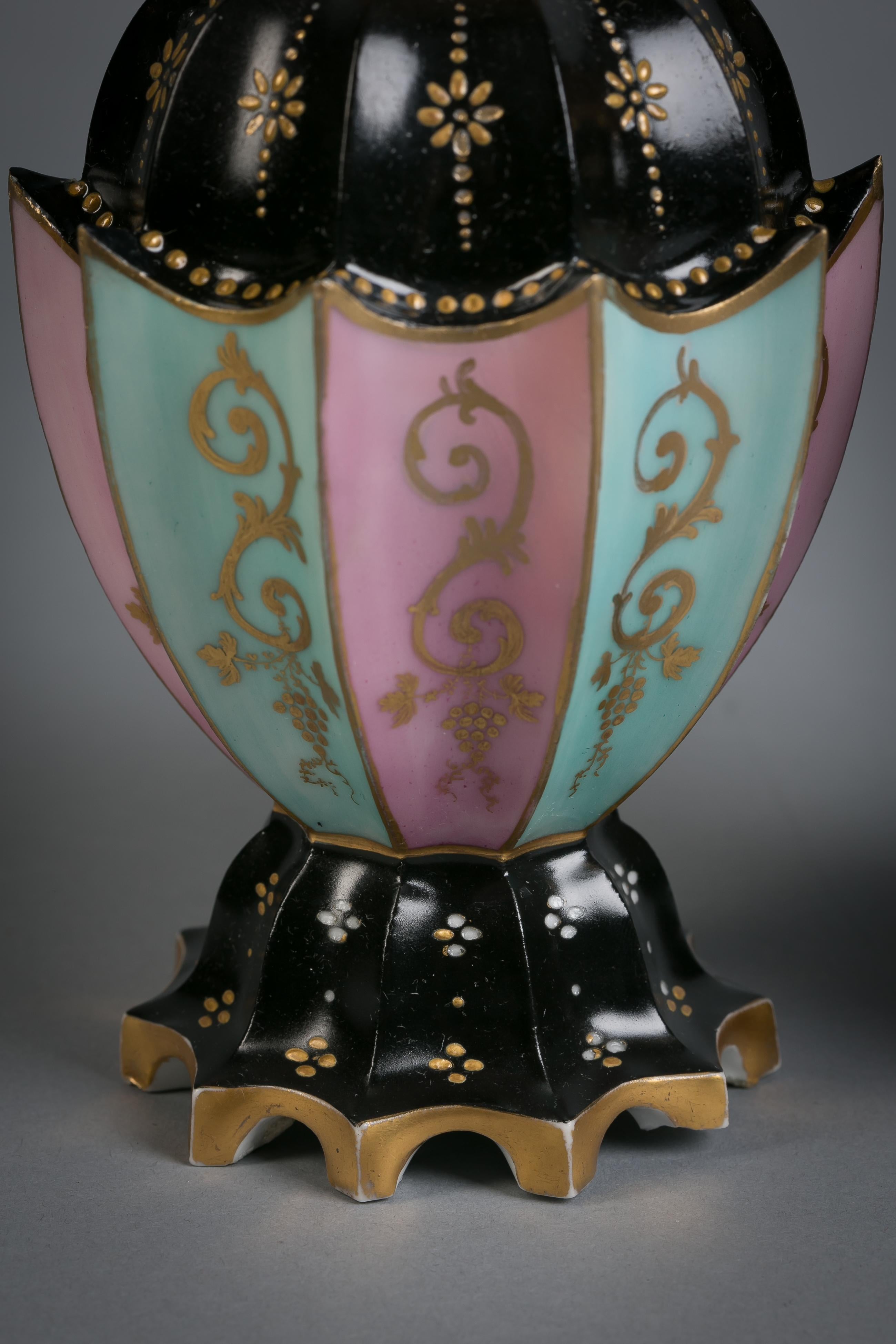 Paire de flacons de parfum en porcelaine française, Jacob Petit, datant d'environ 1850 Excellent état - En vente à New York, NY