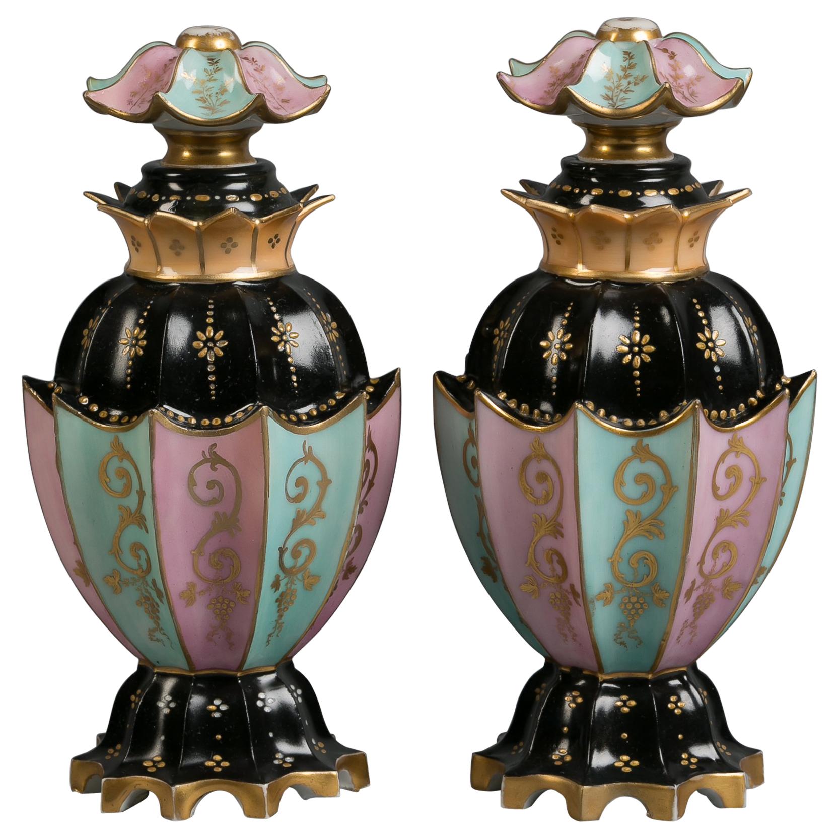 Paire de flacons de parfum en porcelaine française, Jacob Petit, datant d'environ 1850 en vente