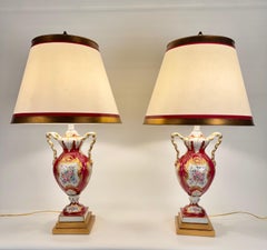 Paar rote und vergoldete französische Porzellanvasen (jetzt Lampen)