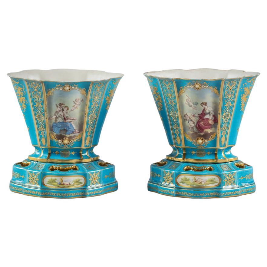 Paar französische Porzellanvasen mit türkisfarbenem Grund auf Ständern, um 1860