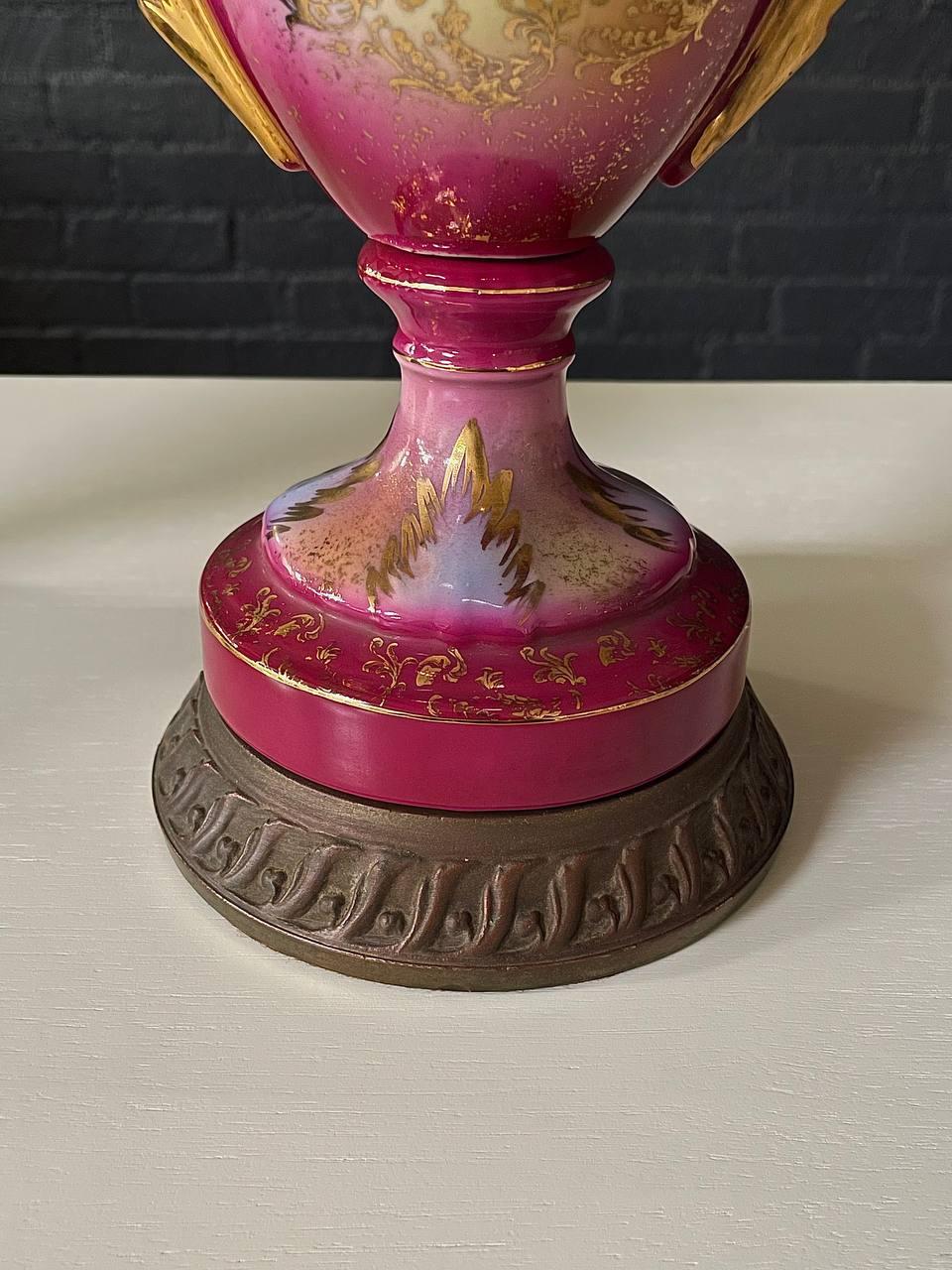 Paire de lampes de table en forme d'urne en porcelaine française en vente 3