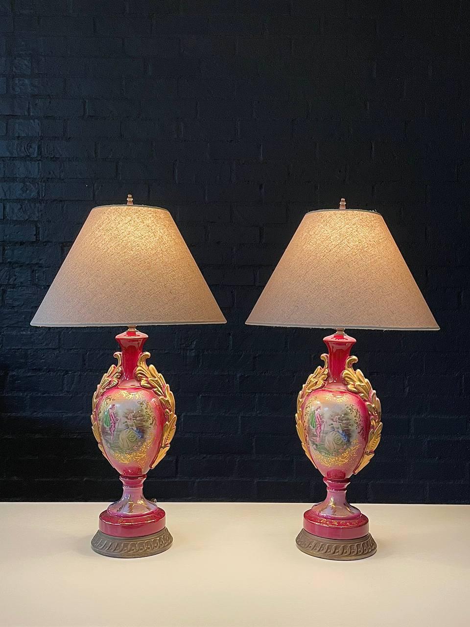Autre Paire de lampes de table en forme d'urne en porcelaine française en vente