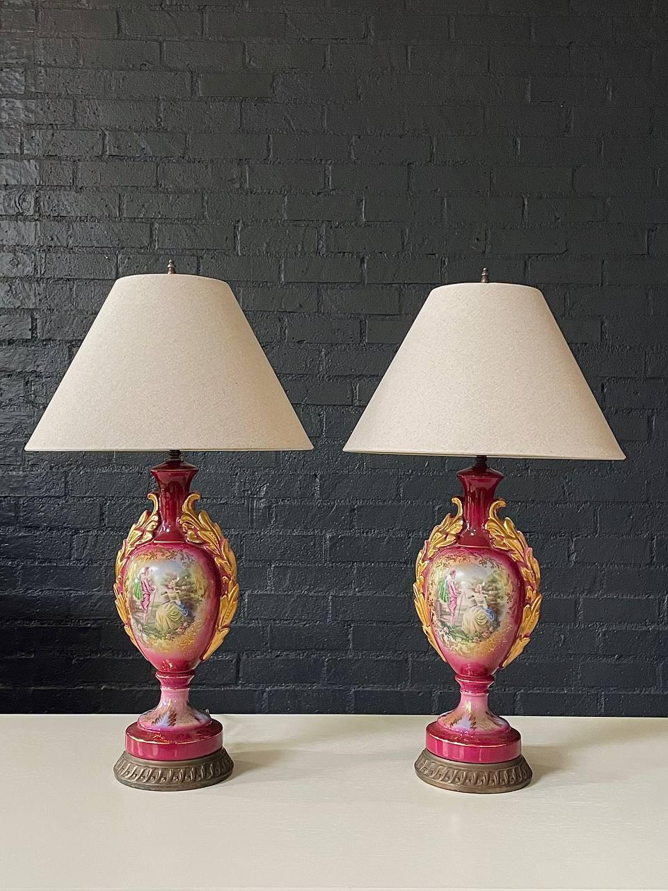 Nord-américain Paire de lampes de table en forme d'urne en porcelaine française en vente