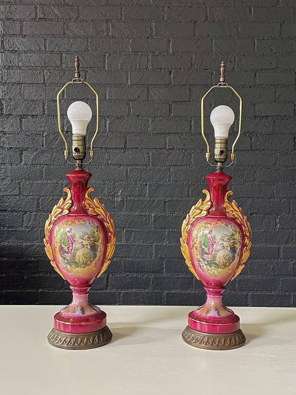 Paire de lampes de table en forme d'urne en porcelaine française Bon état - En vente à Los Angeles, CA