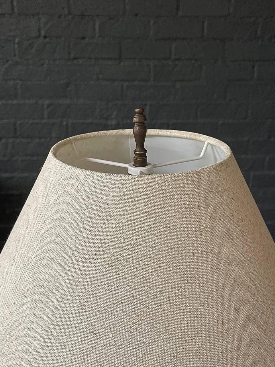 Milieu du XXe siècle Paire de lampes de table en forme d'urne en porcelaine française en vente