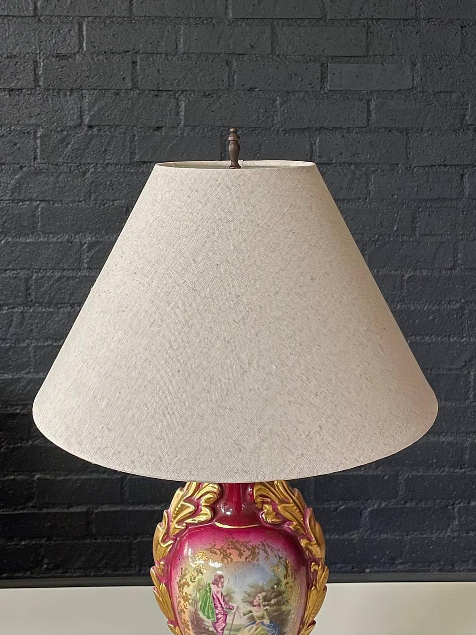 Porcelaine Paire de lampes de table en forme d'urne en porcelaine française en vente