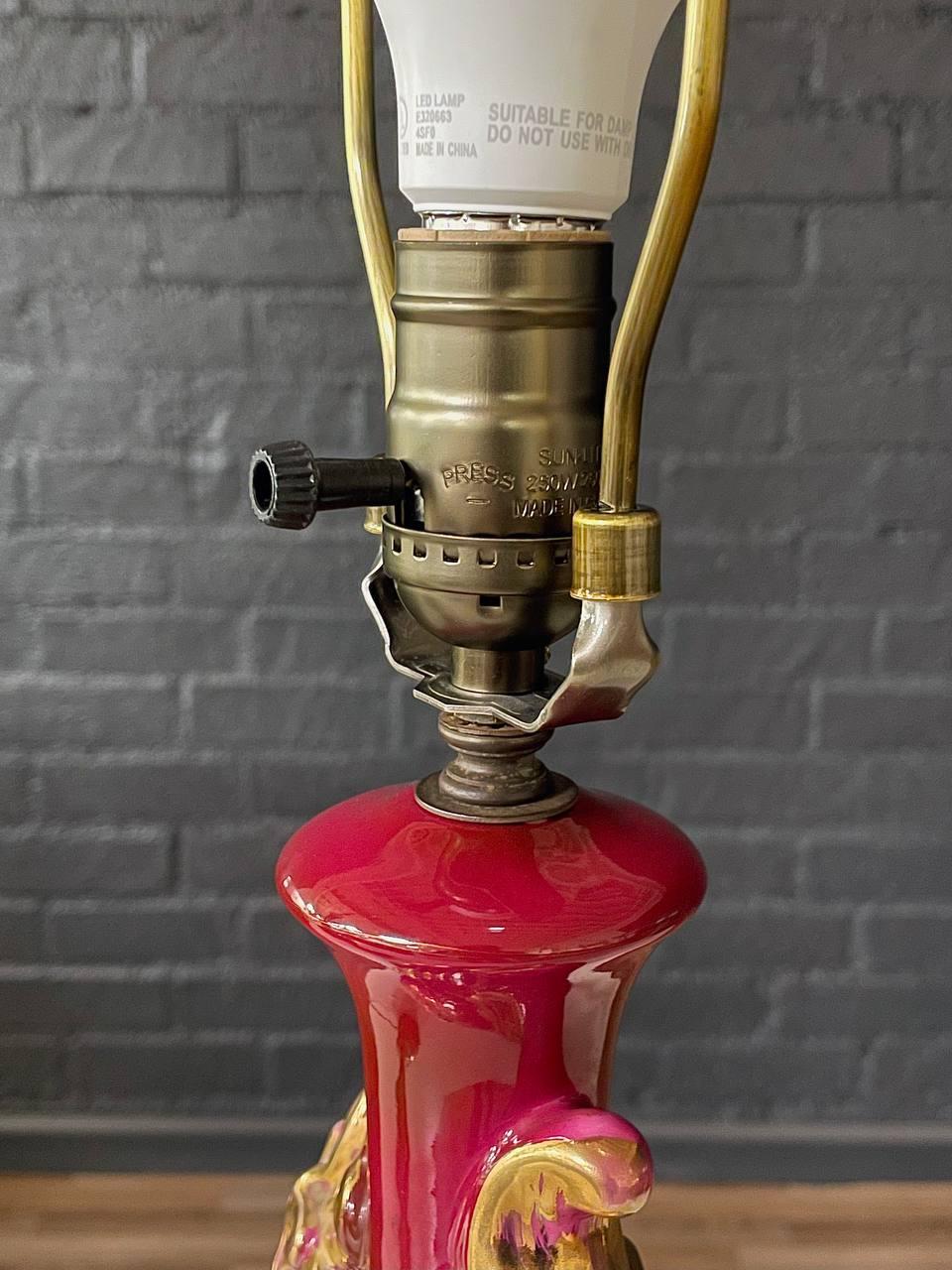 Paire de lampes de table en forme d'urne en porcelaine française en vente 1