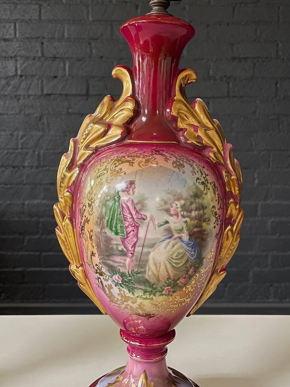 Paire de lampes de table en forme d'urne en porcelaine française en vente 2