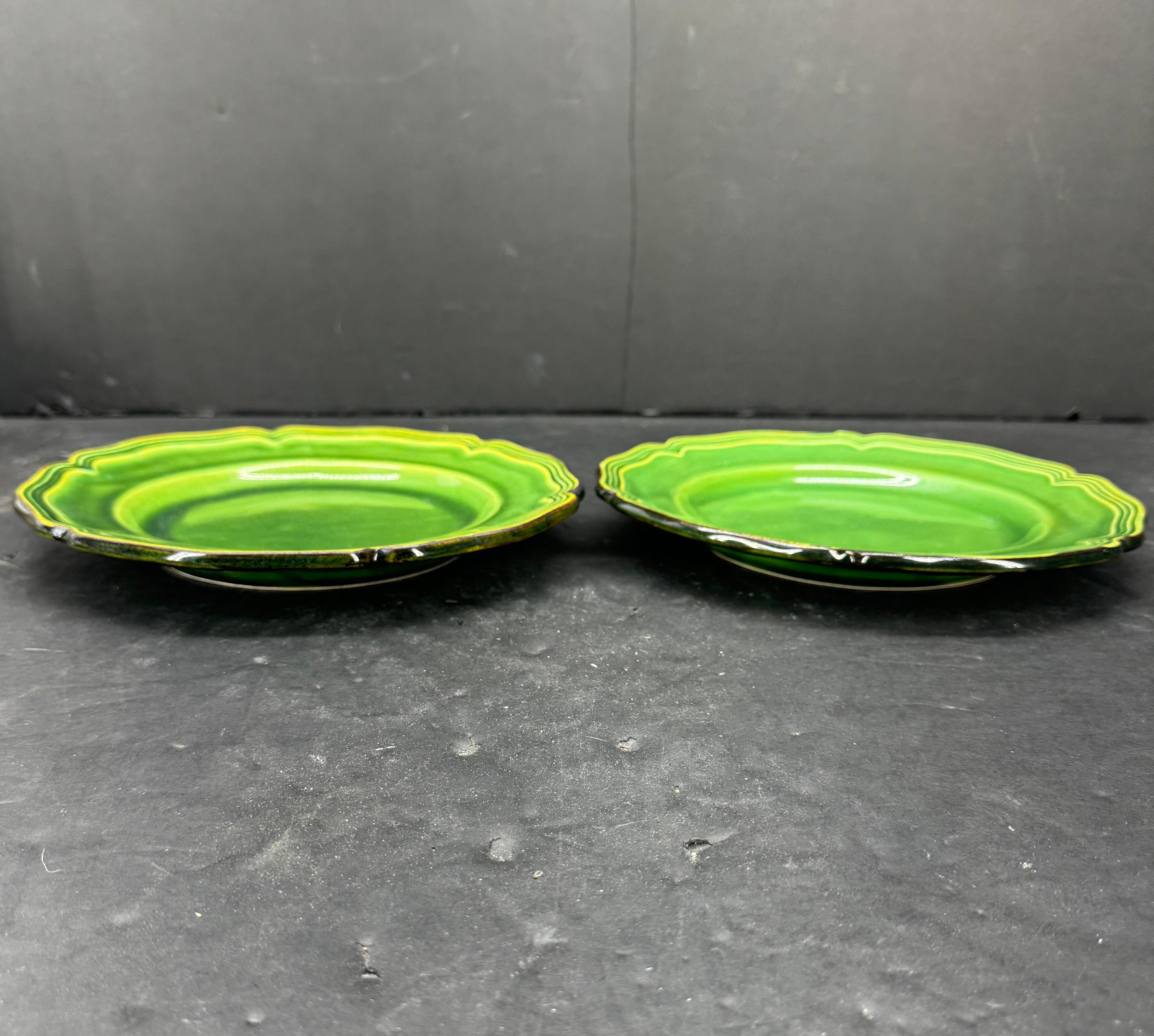 Estos platos Dieulefit de son un bello ejemplo de la cerámica tradicional francesa. Los bordes ligeramente festoneados añaden un toque de refinada elegancia y el alegre e icónico esmalte verde es un complemento encantador para una colección de