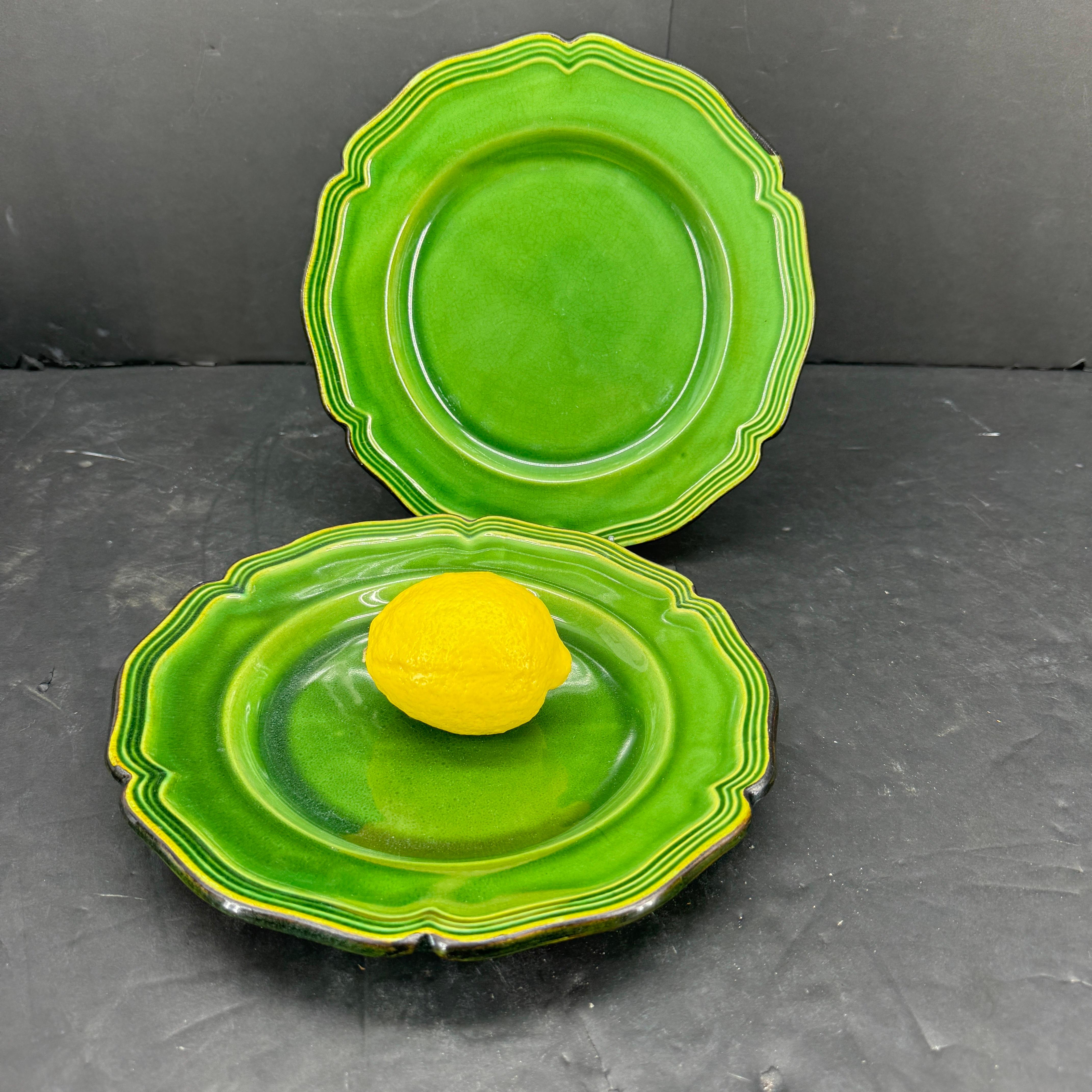 Pareja de platos franceses Poterie Milon S Dieulefit esmaltados en verde Provincial francés en venta