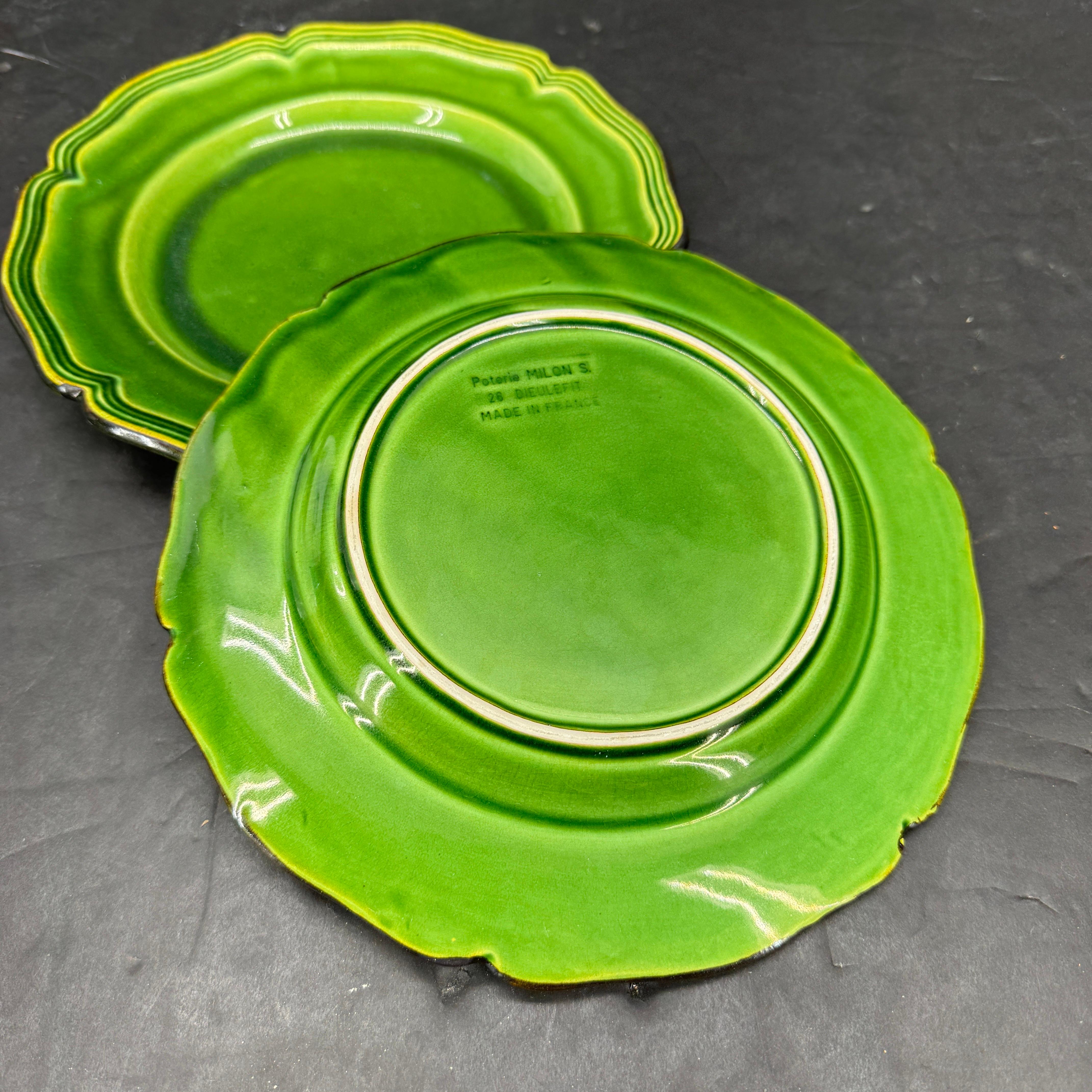 Pareja de platos franceses Poterie Milon S Dieulefit esmaltados en verde Francés en venta