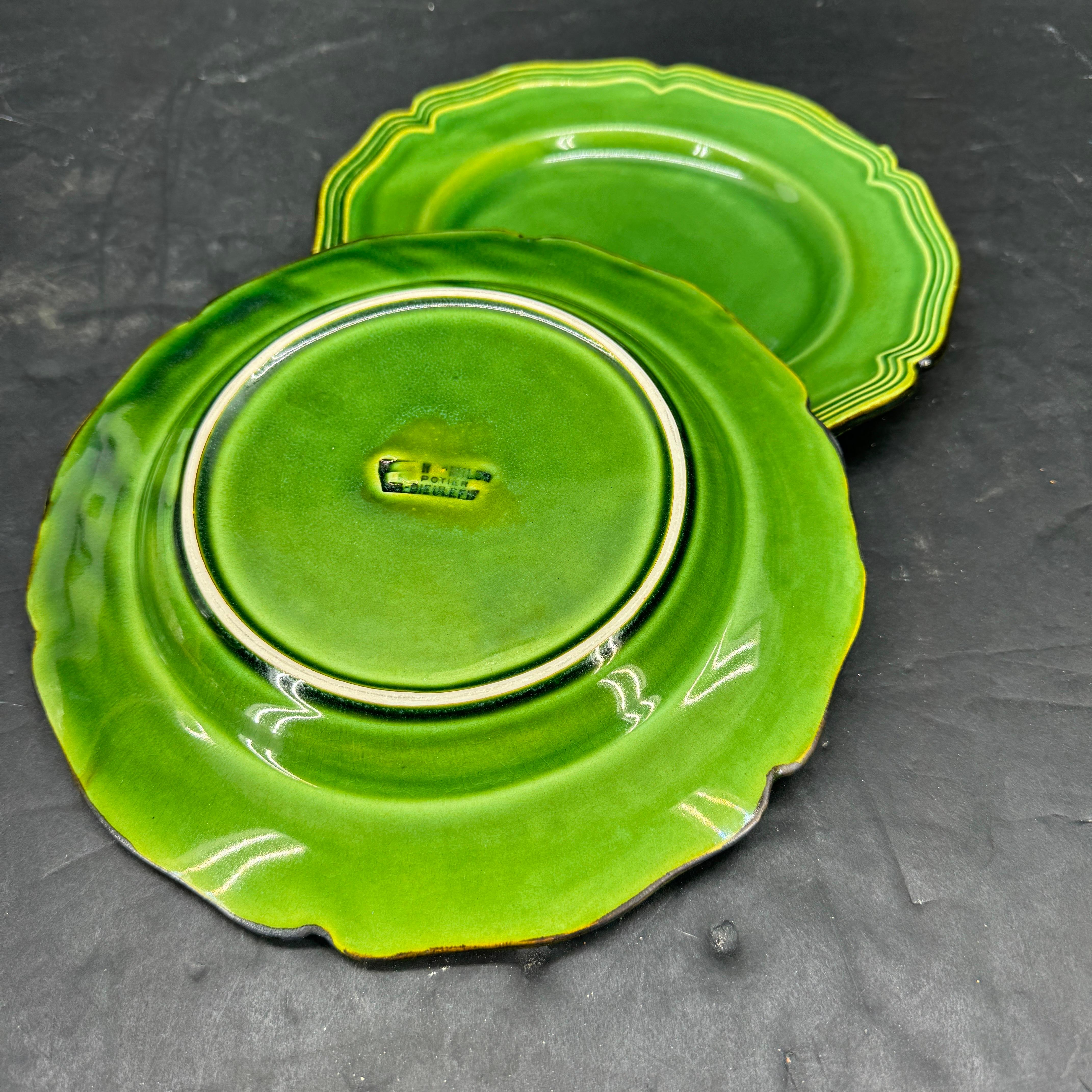 Pareja de platos franceses Poterie Milon S Dieulefit esmaltados en verde Hecho a mano en venta