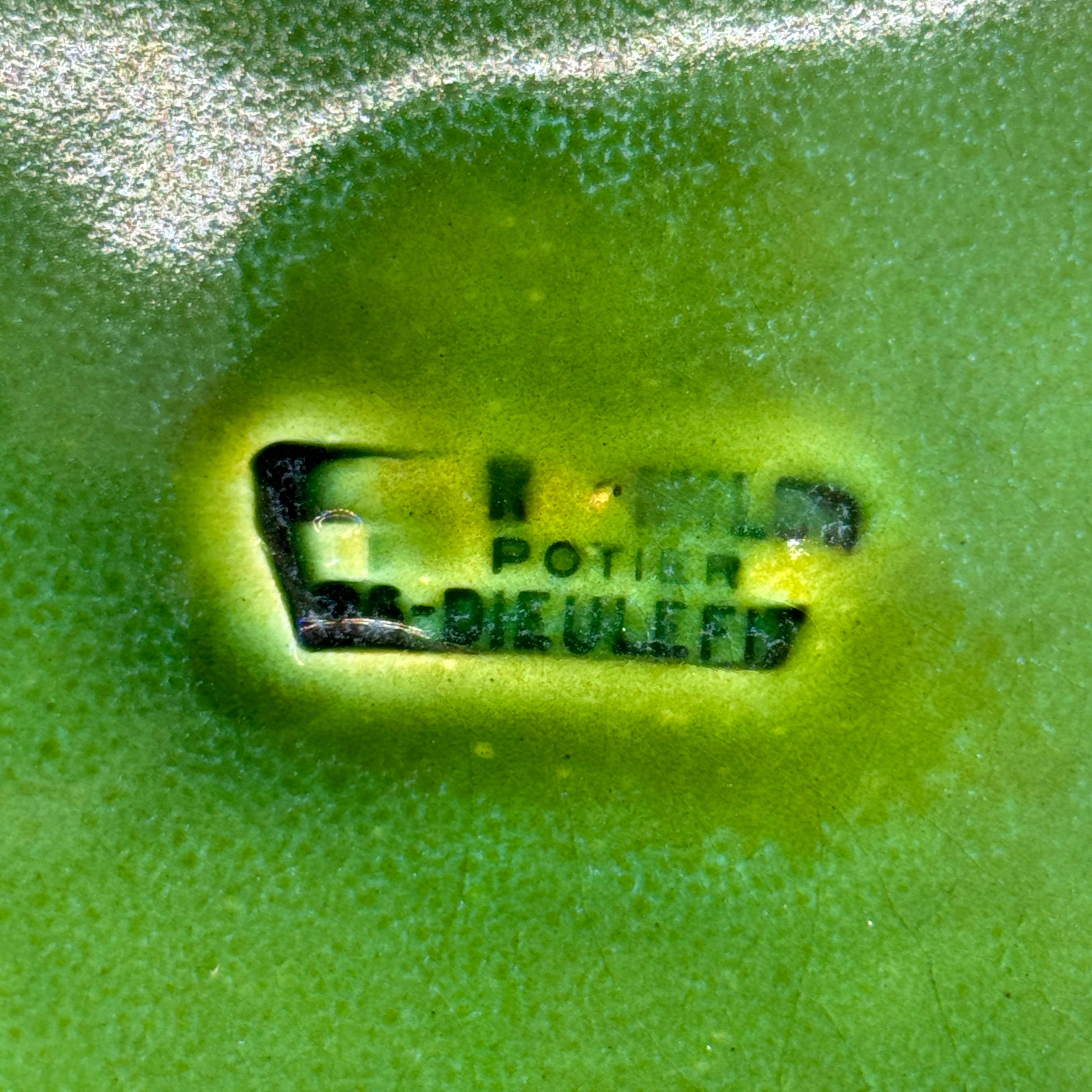 Pareja de platos franceses Poterie Milon S Dieulefit esmaltados en verde en Bueno estado para la venta en Haddonfield, NJ