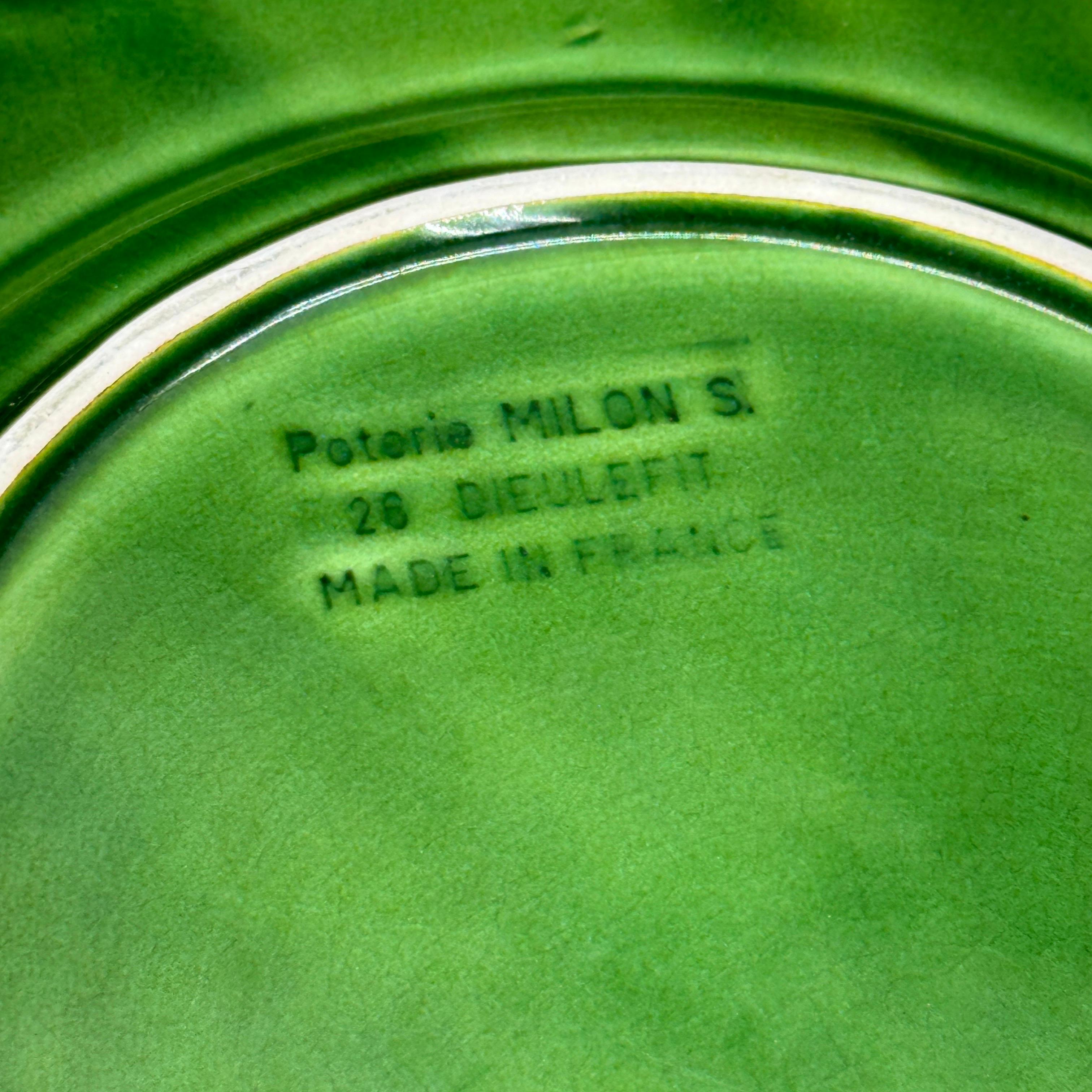 Pareja de platos franceses Poterie Milon S Dieulefit esmaltados en verde siglo XX en venta