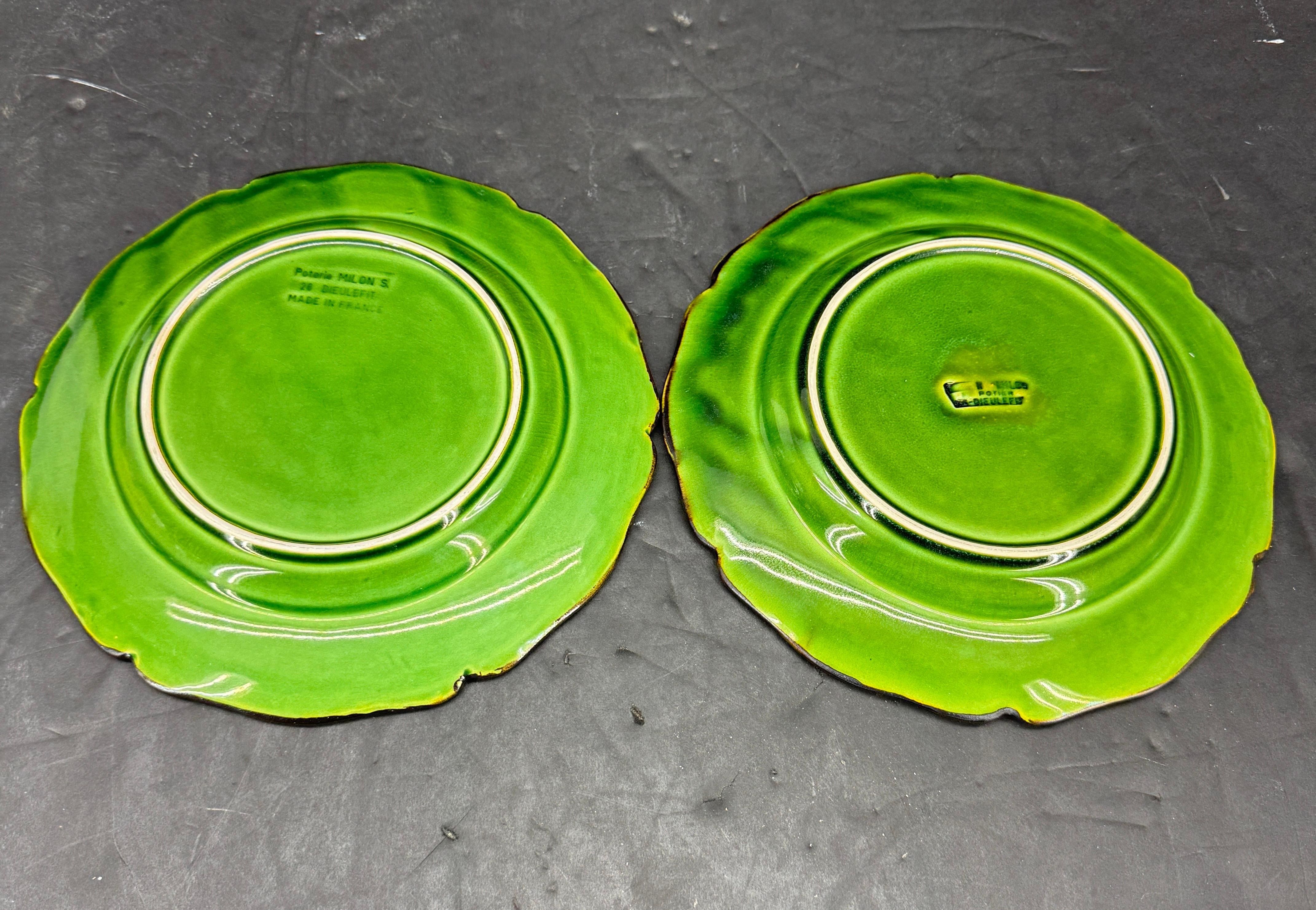 Pareja de platos franceses Poterie Milon S Dieulefit esmaltados en verde Fayenza en venta
