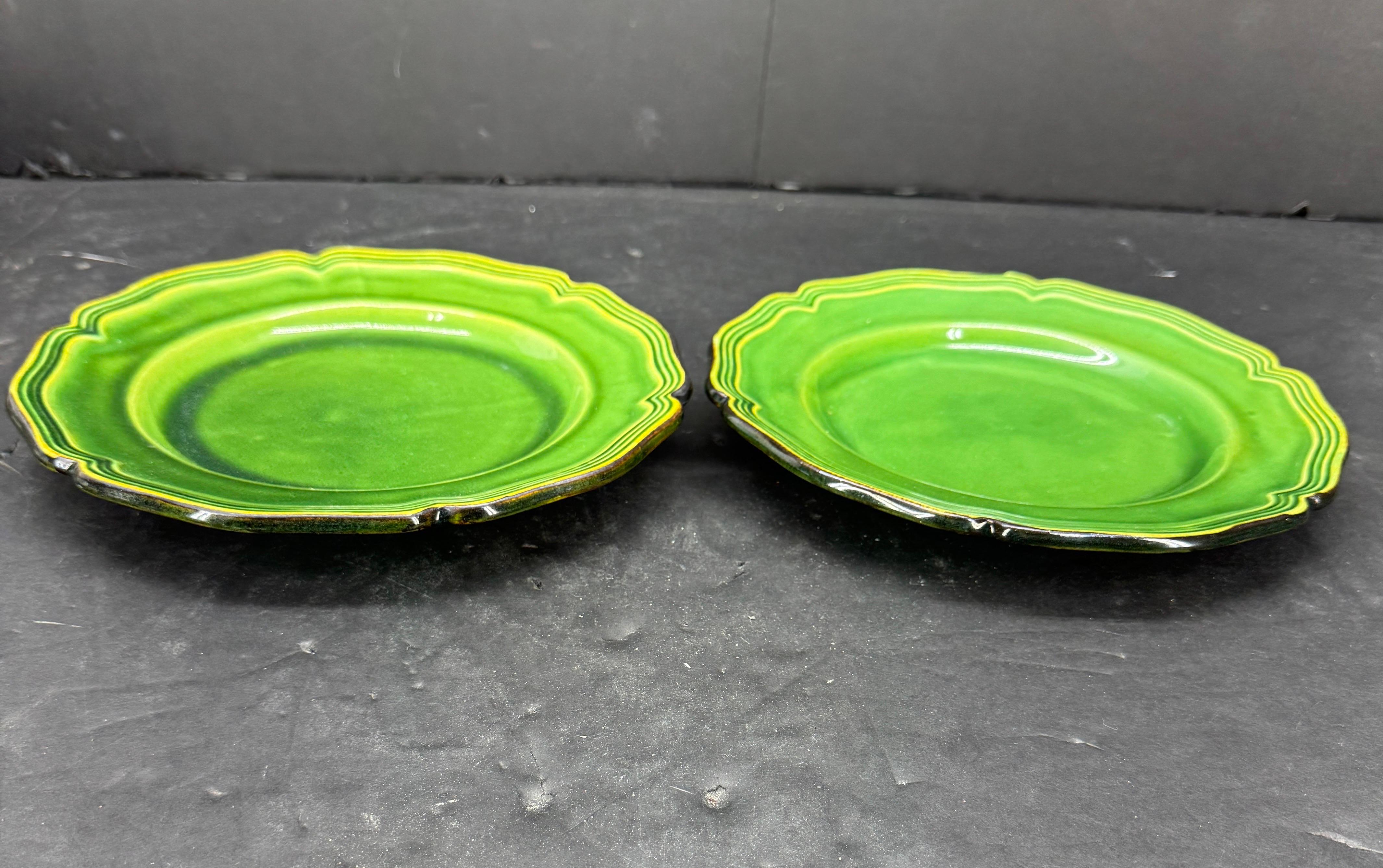 Pareja de platos franceses Poterie Milon S Dieulefit esmaltados en verde en venta 1