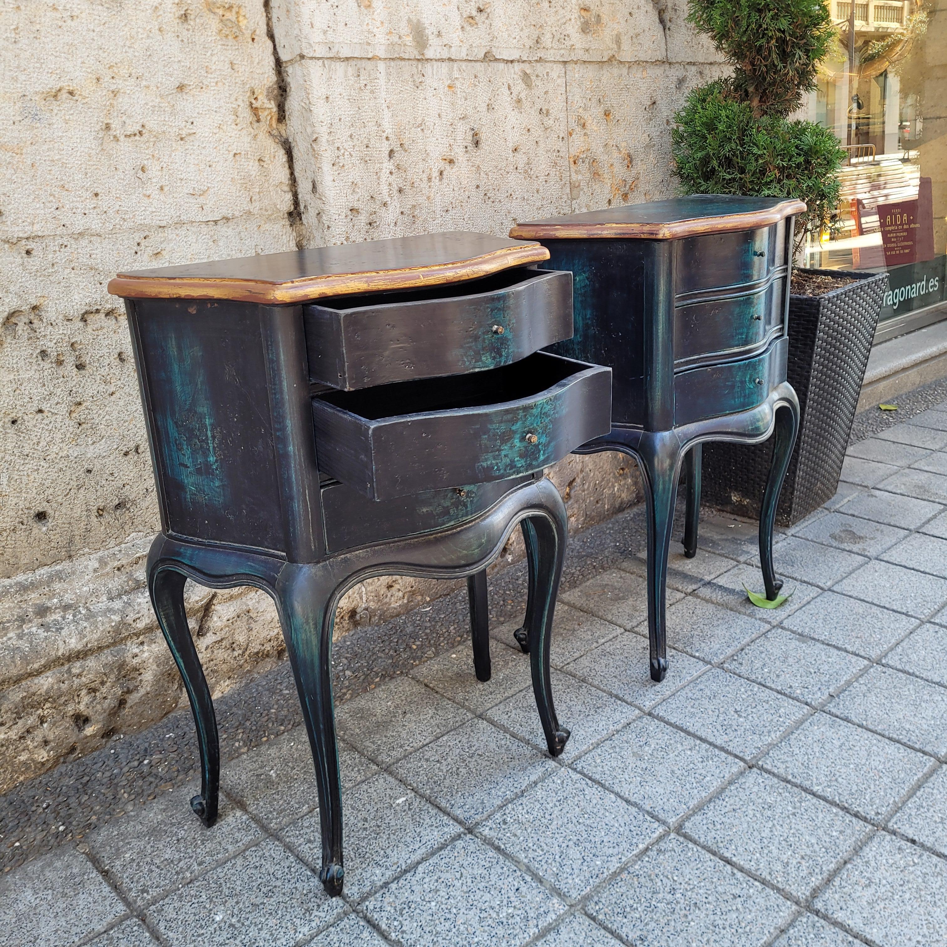 Pareja de cómodas o mesas provenzales francesas, madera negra y azul en venta 2