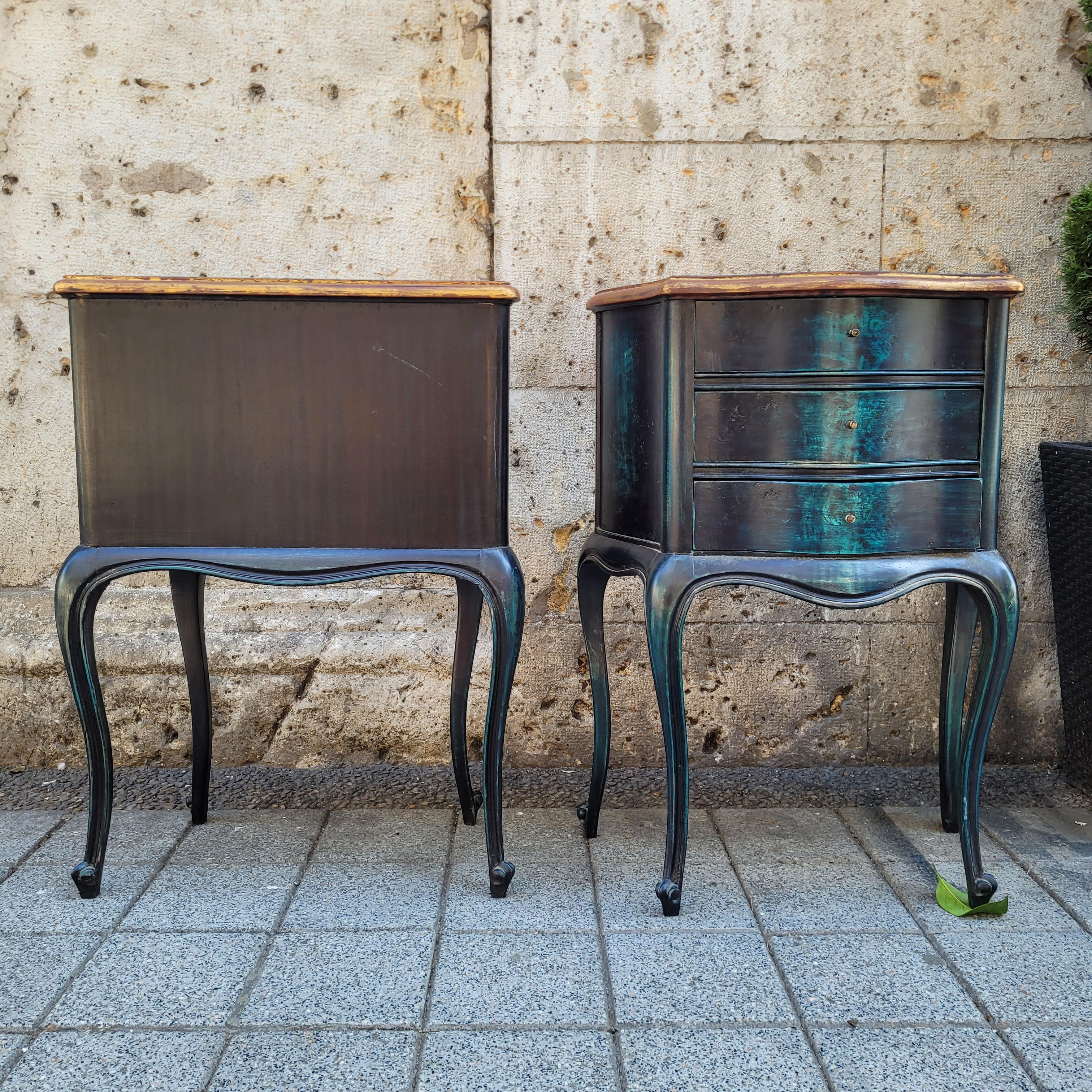 Pareja de cómodas o mesas provenzales francesas, madera negra y azul en venta 3